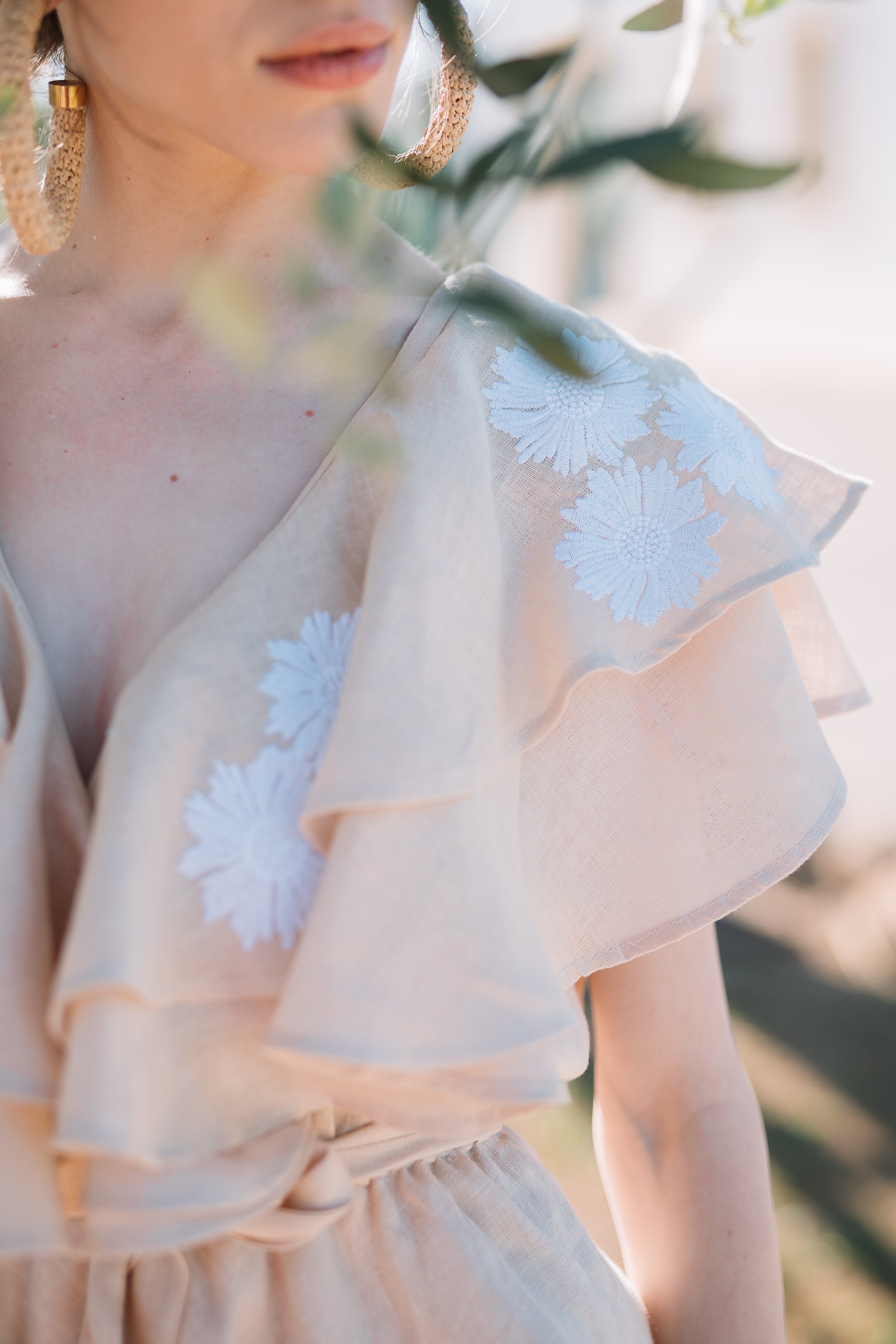 Rochie Diona mini din in natural cu volane si broderie florala