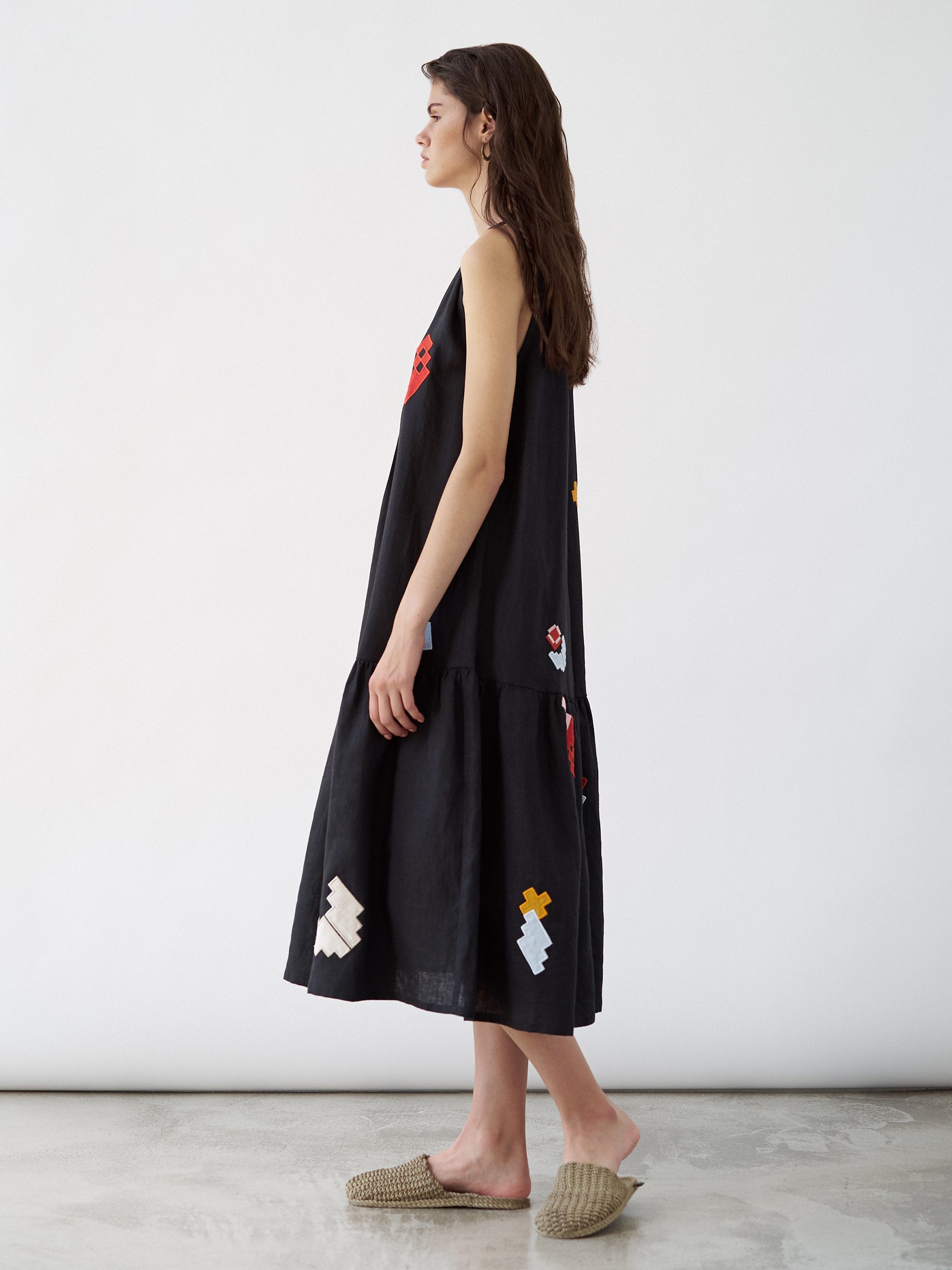 Rochia Eva de vară din in negru cu aplicatii colorate