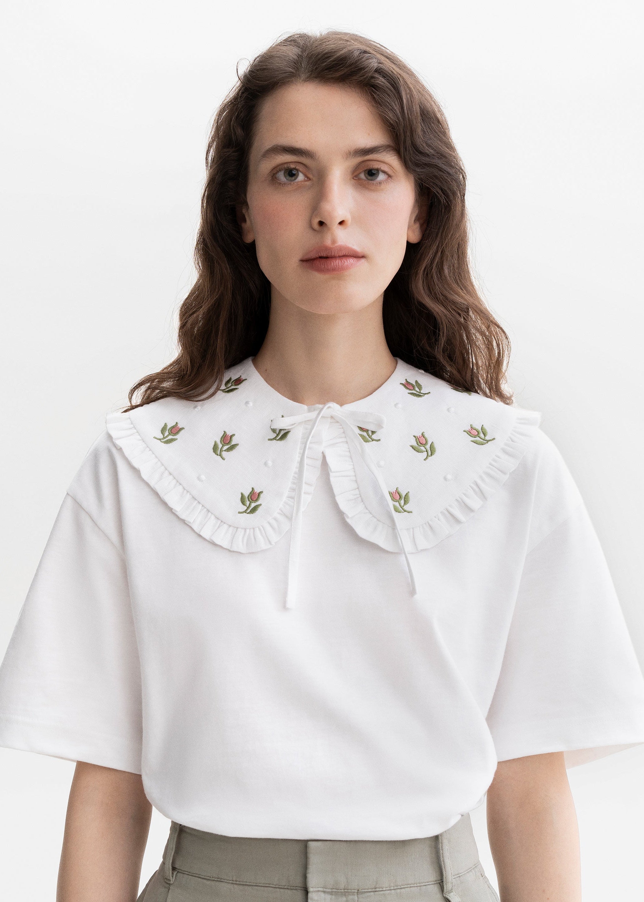 Guler alb cu ornamente florale brodate