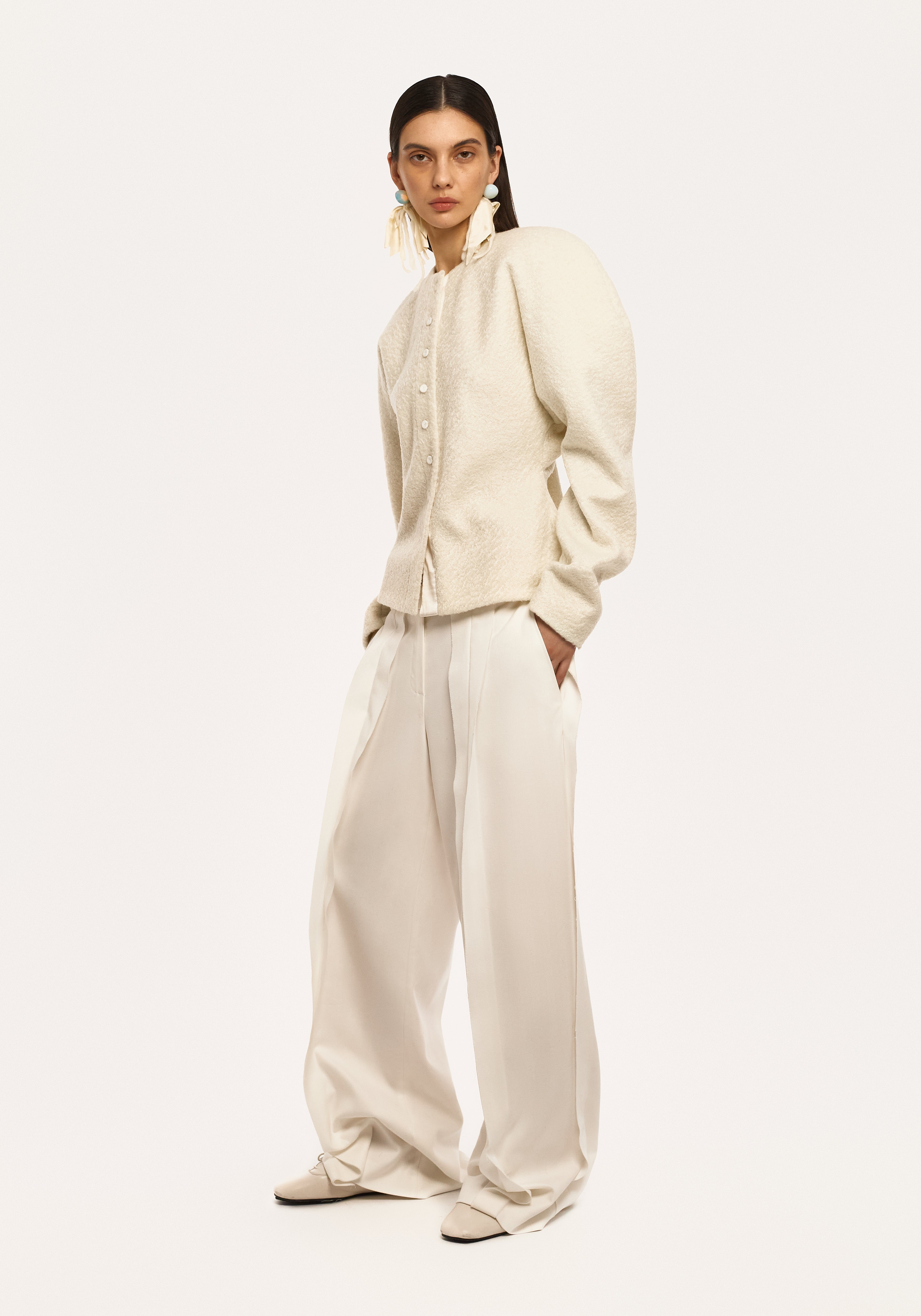 Jachetă albă din jerseu, cu finisaje din mătase și nasturi