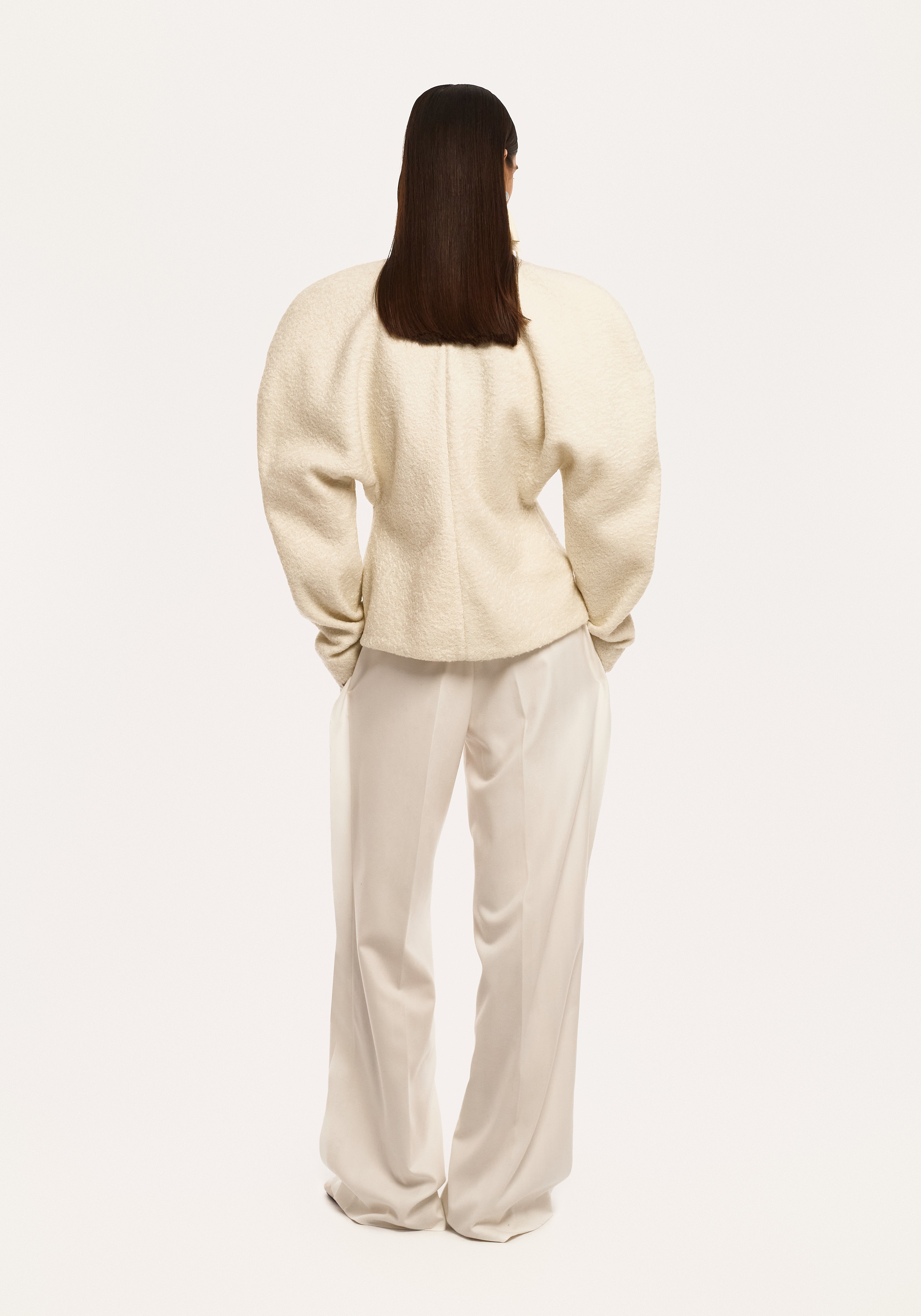 Jachetă albă din jerseu, cu finisaje din mătase și nasturi