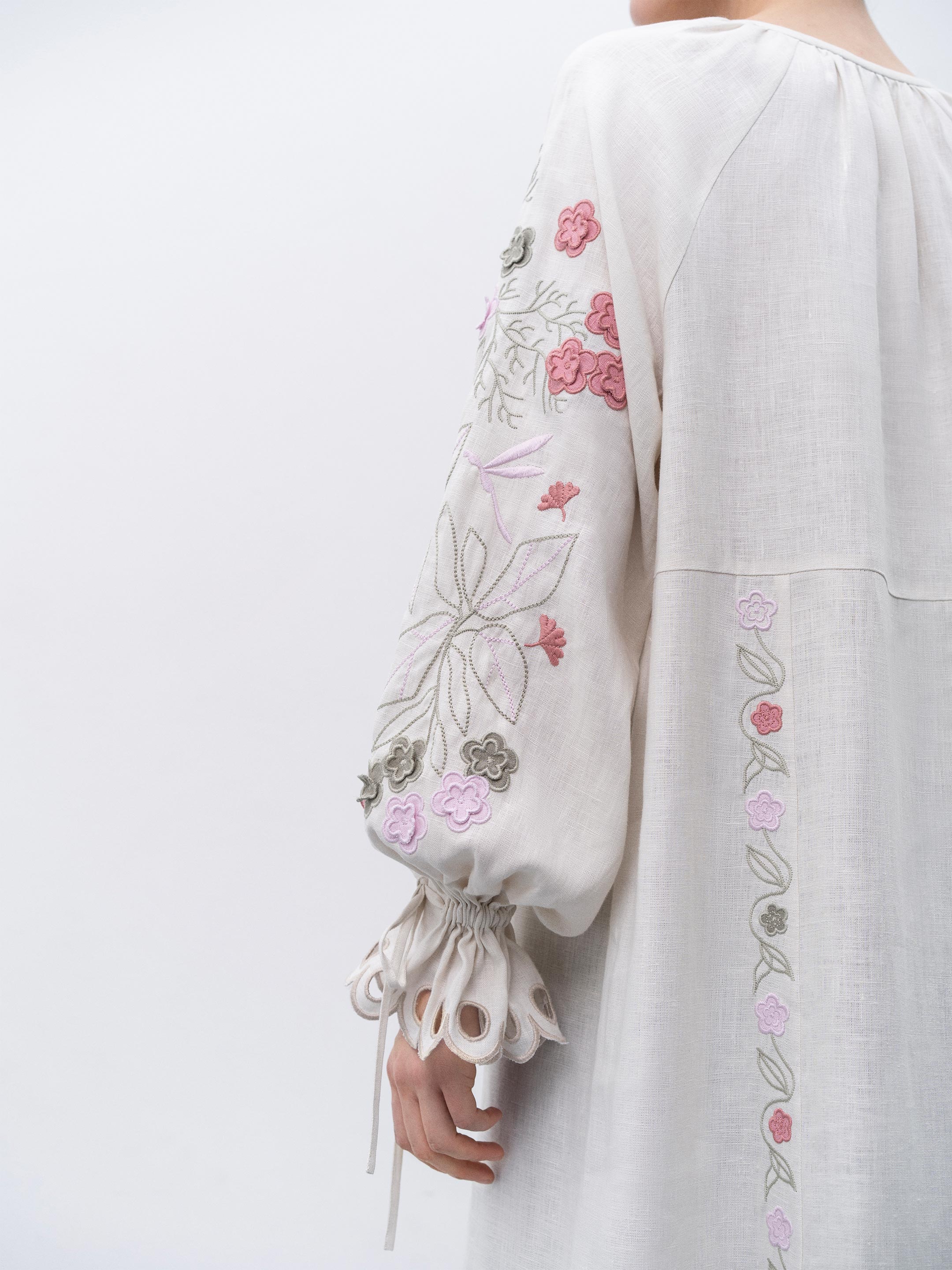 Rochie Rozmay brodată cu ornamente florale