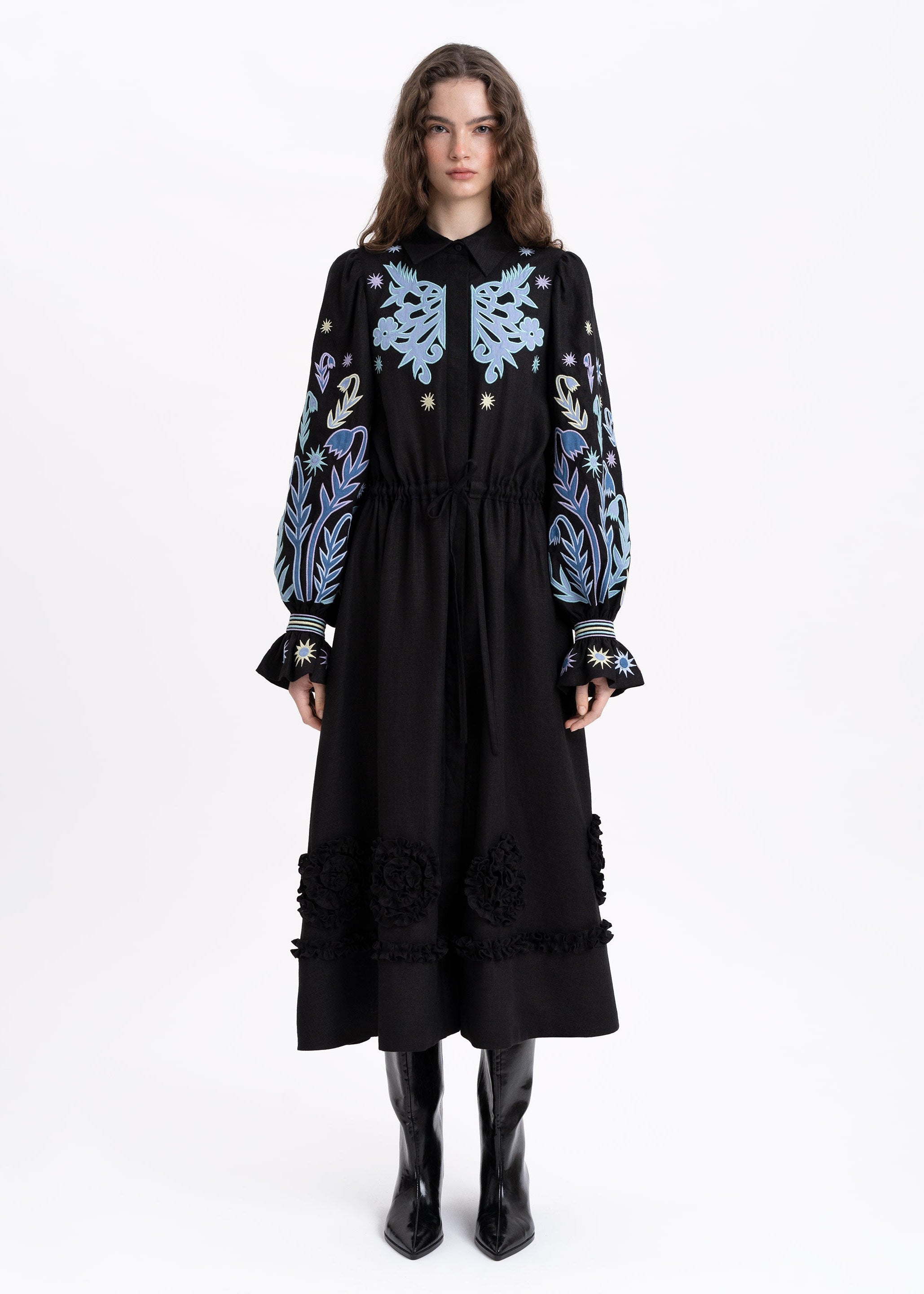 Rochia Pivnich din in negru cu broderie si aplicații