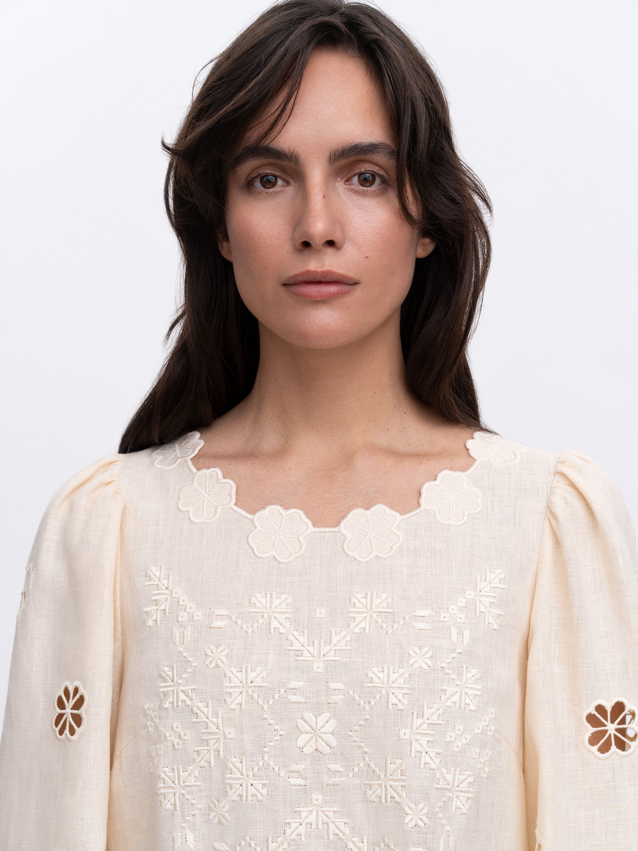 Rochie bej din in cu broderie Yasmin