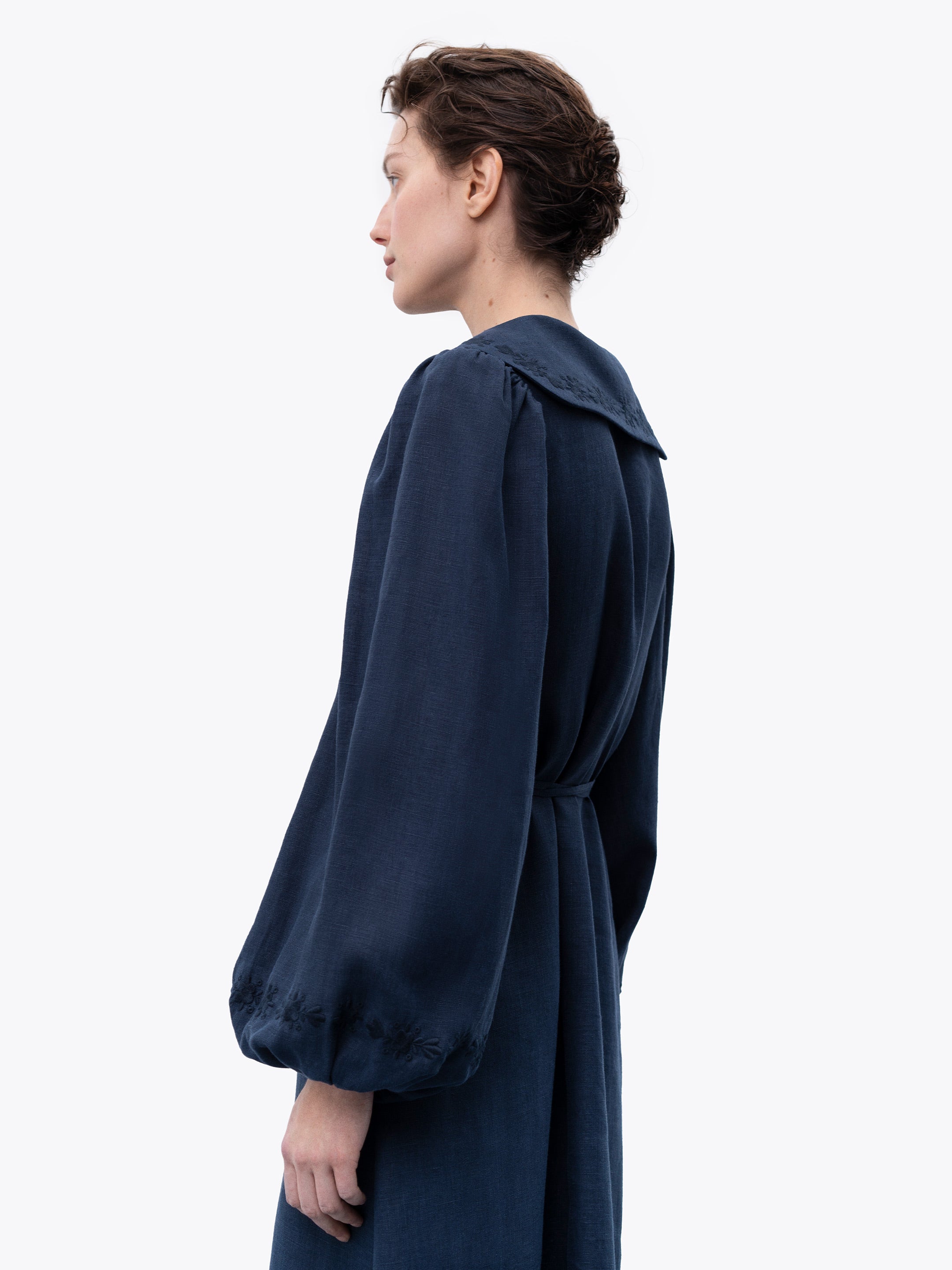 Rochie din in bleumarin cu broderie Pervotsvit