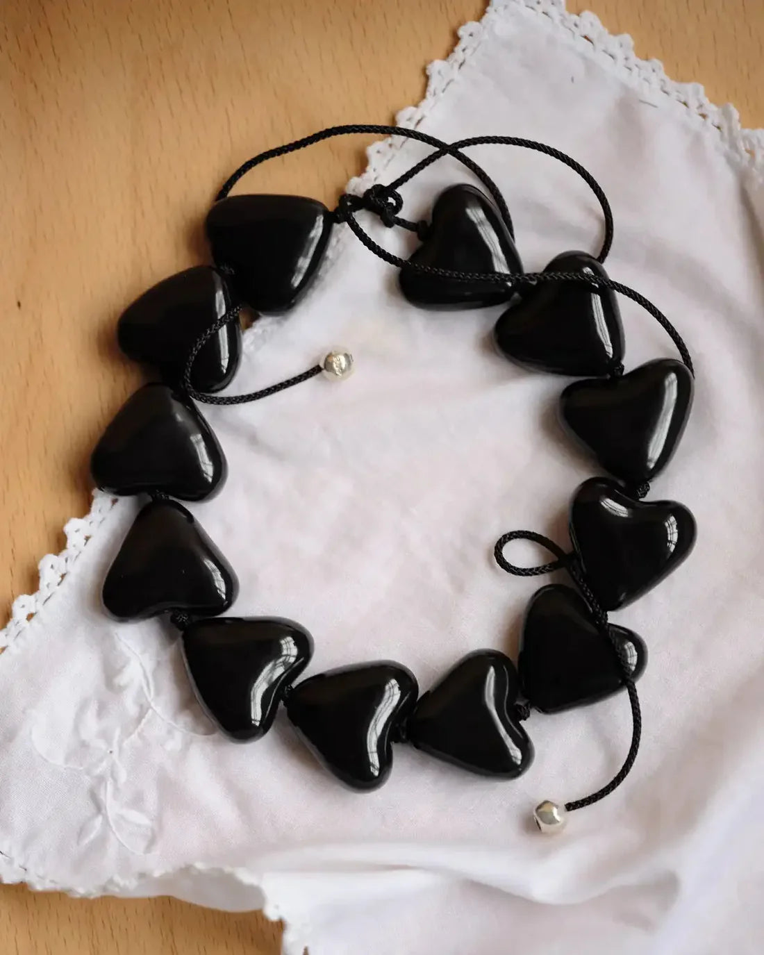 Colier AURA cu inimi din porțelan negru