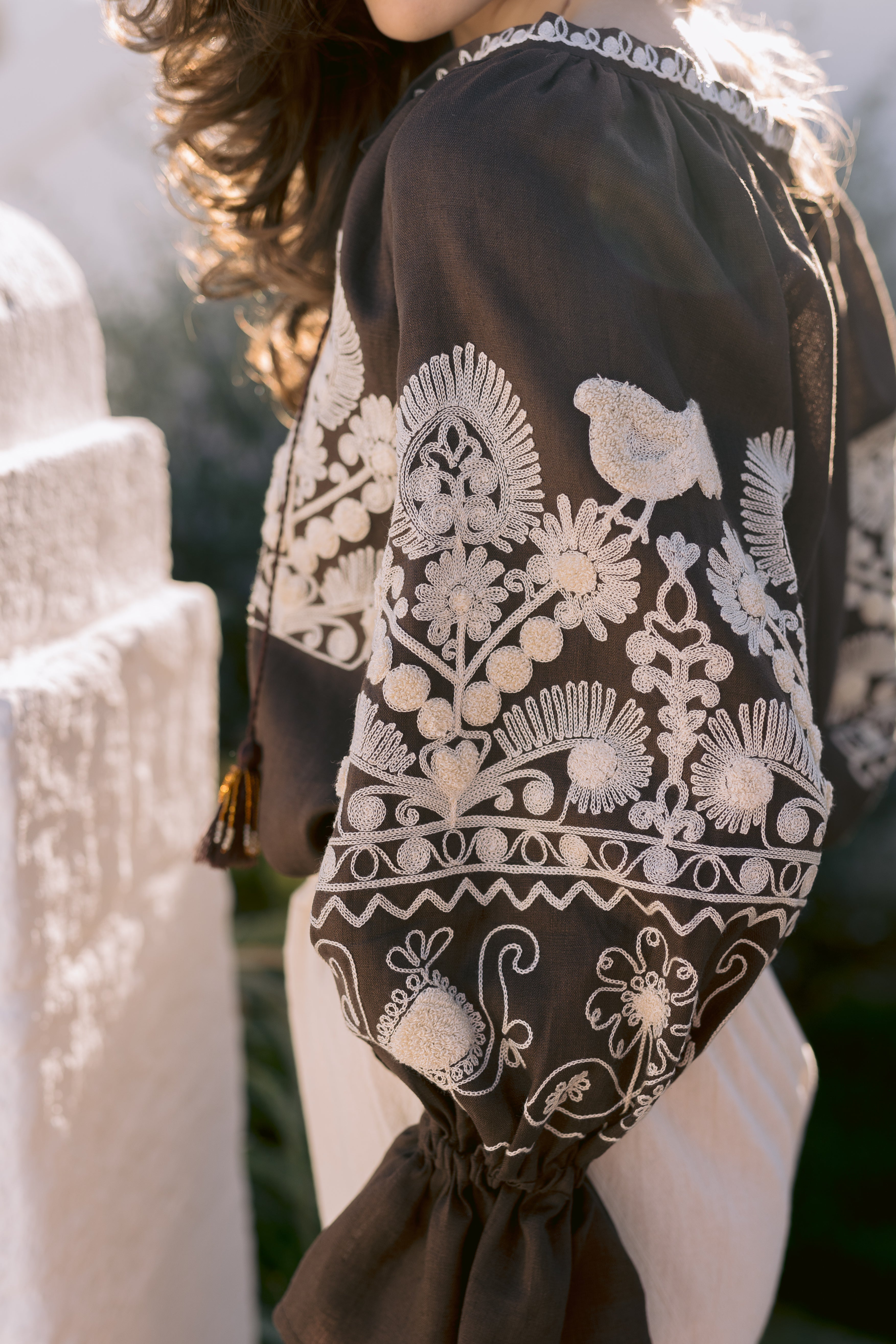 Bluză Petra din in natural de culoare maro cu broderie bogată ivoar