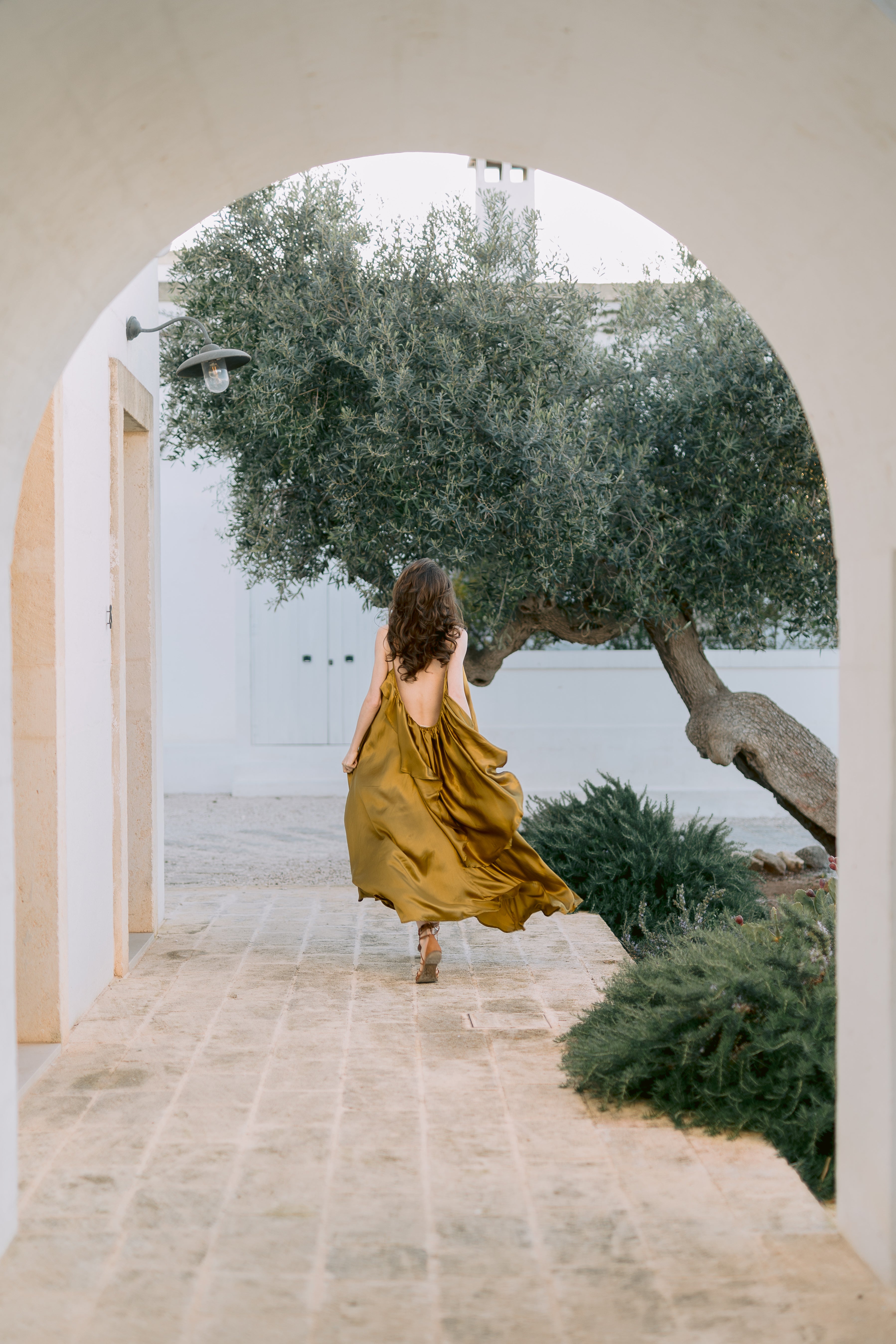 Rochie de vară cu spatele gol Syros din mătase naturală de culoare aurie