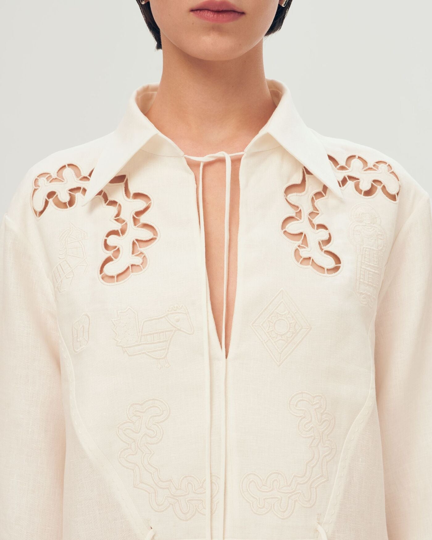 Rochie albă cu broderie Onysiia