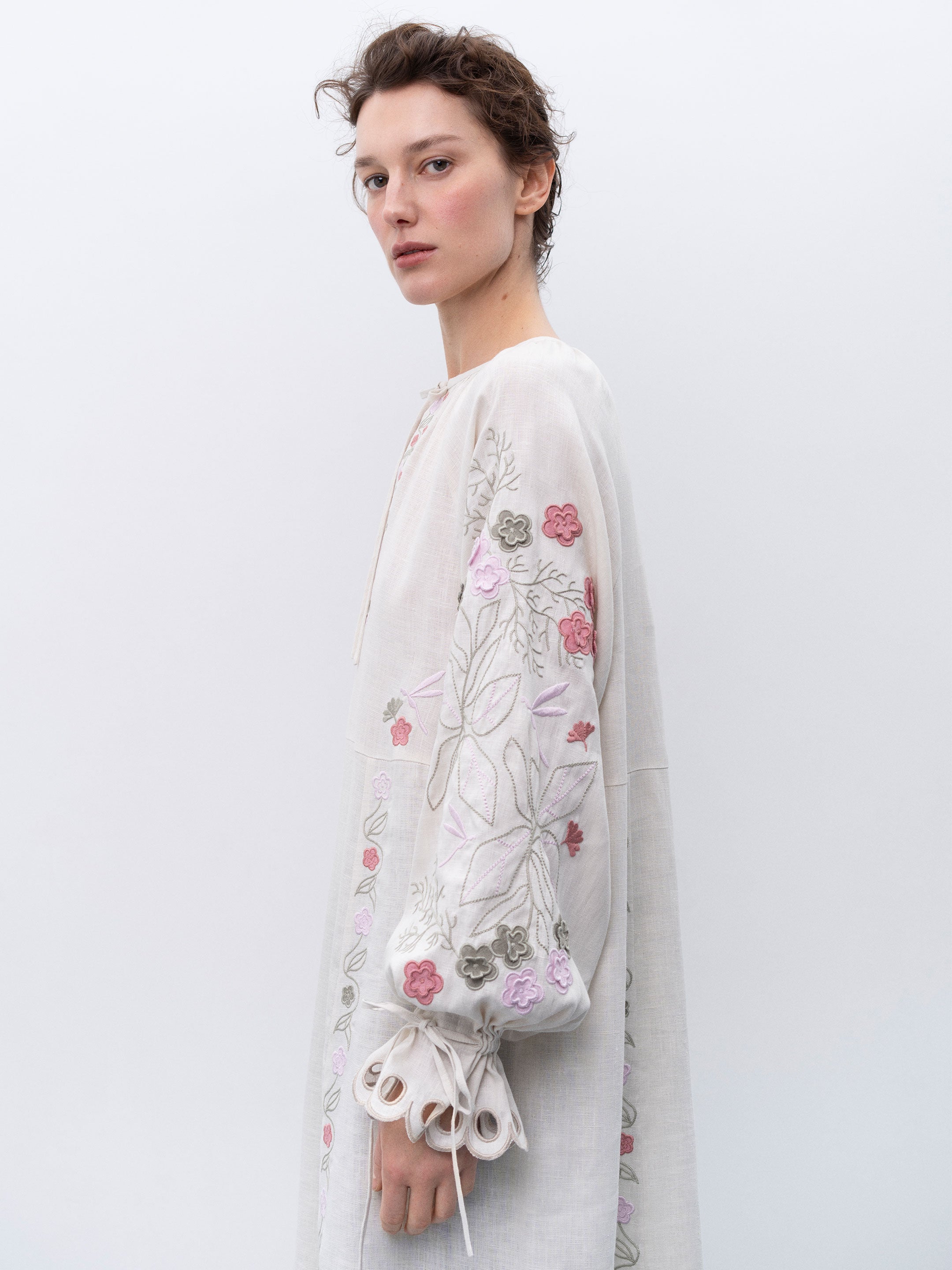 Rochie Rozmay brodată cu ornamente florale