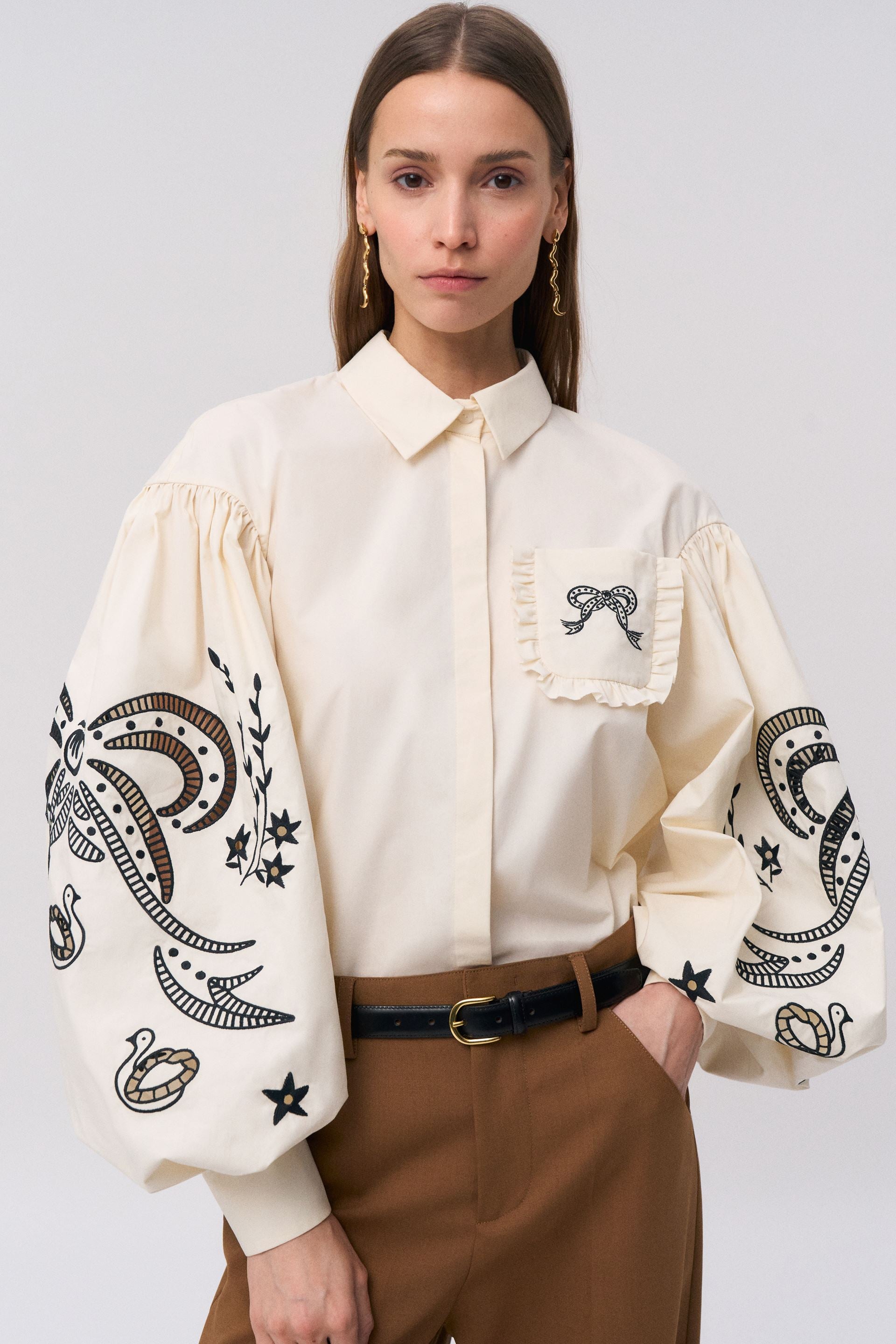 Fitted Ivory Cotton Shirt with Floral Embroidery – Raiia