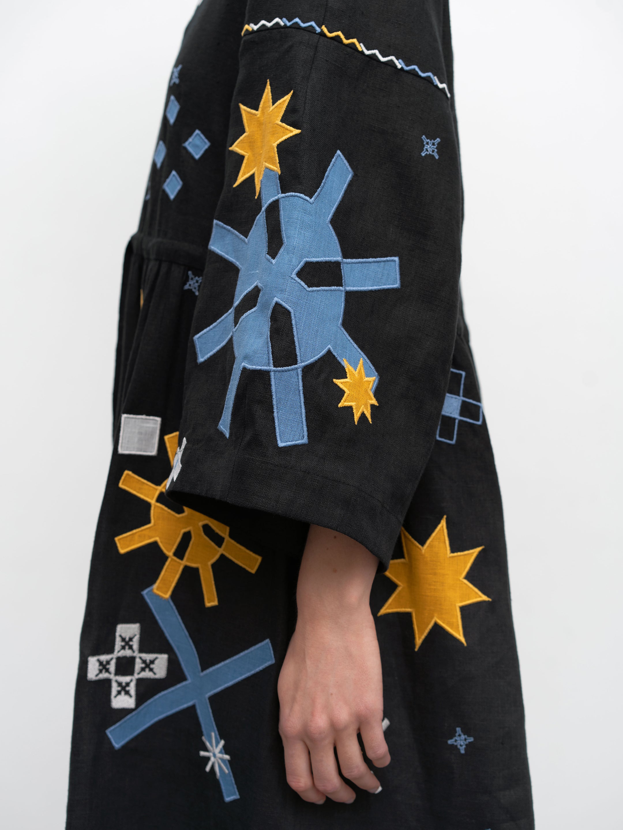 Rochie Zori neagră cu broderie și aplicații