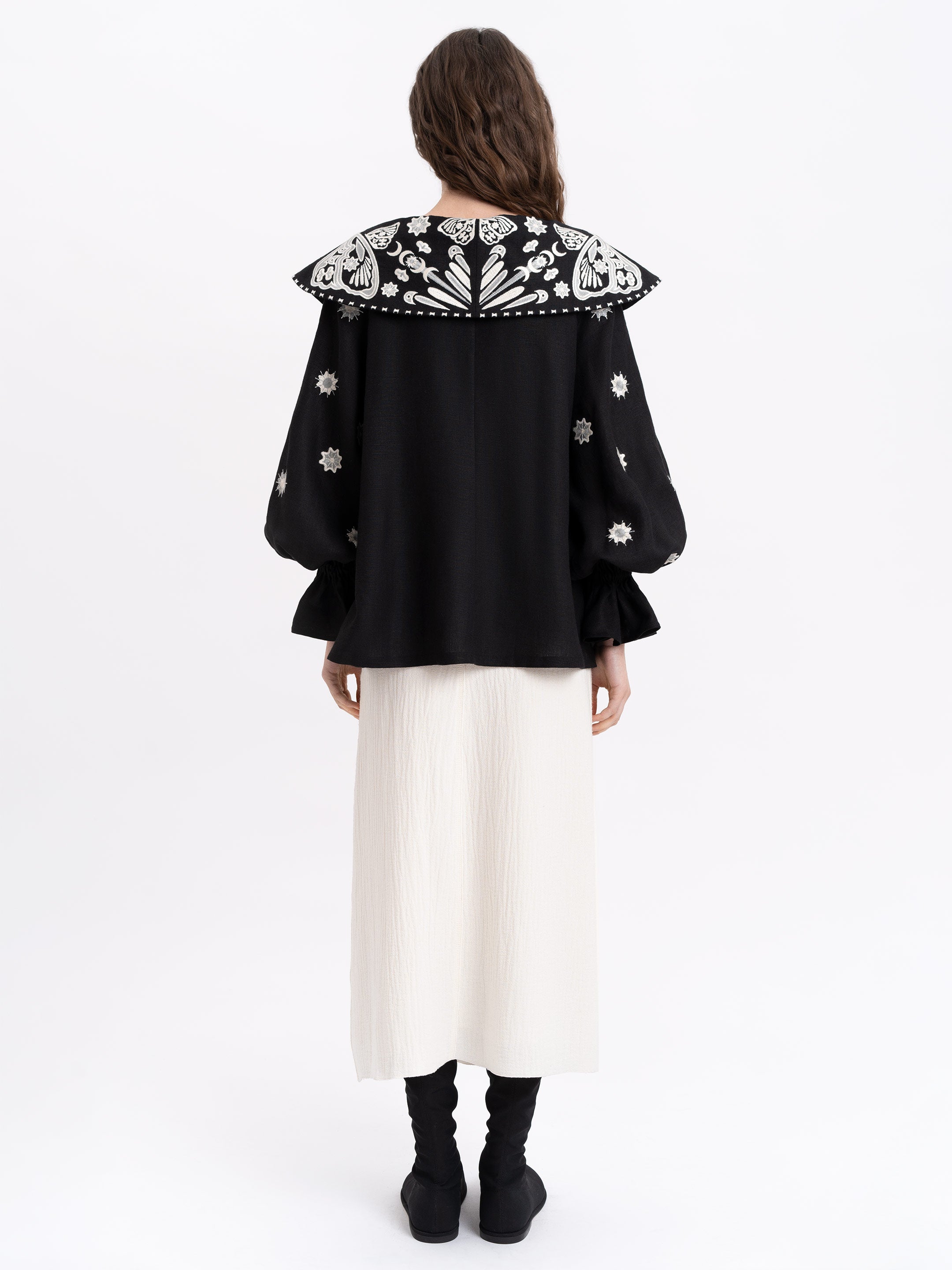 Bluză neagră Lehit din in cu guler brodat