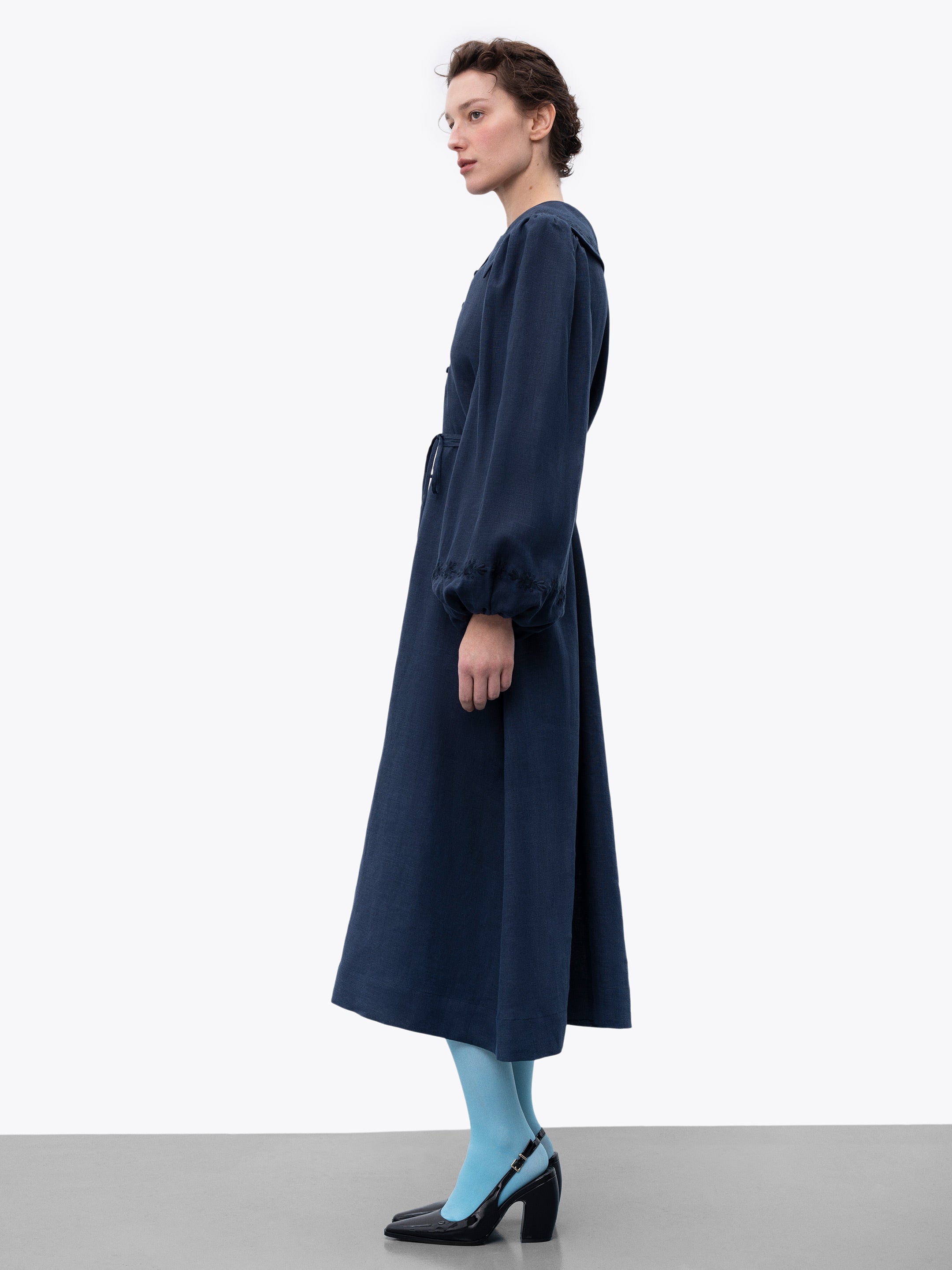 Rochie din in bleumarin cu broderie Pervotsvit