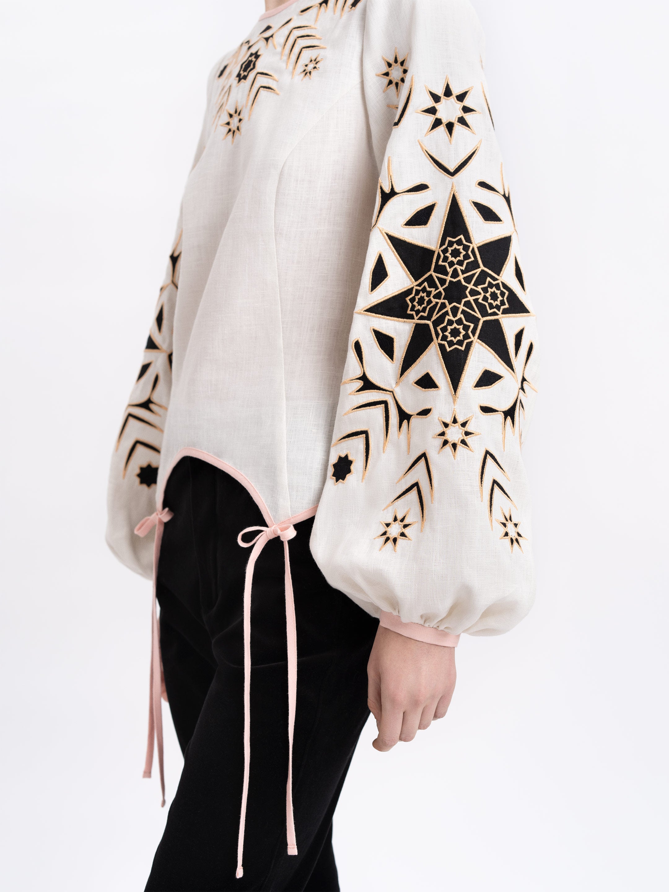 Bluza Zirka de zi cu broderie și ornamente aurii