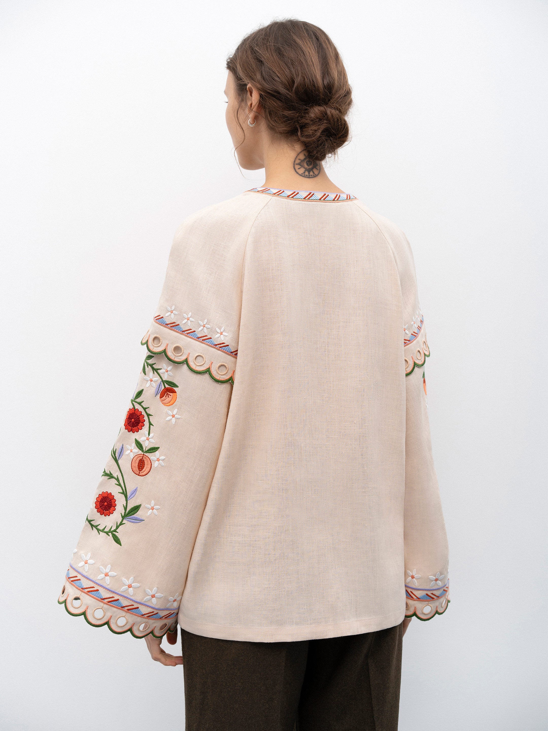 Bluza Abrykosy din in natural alb cu broderie abundentă