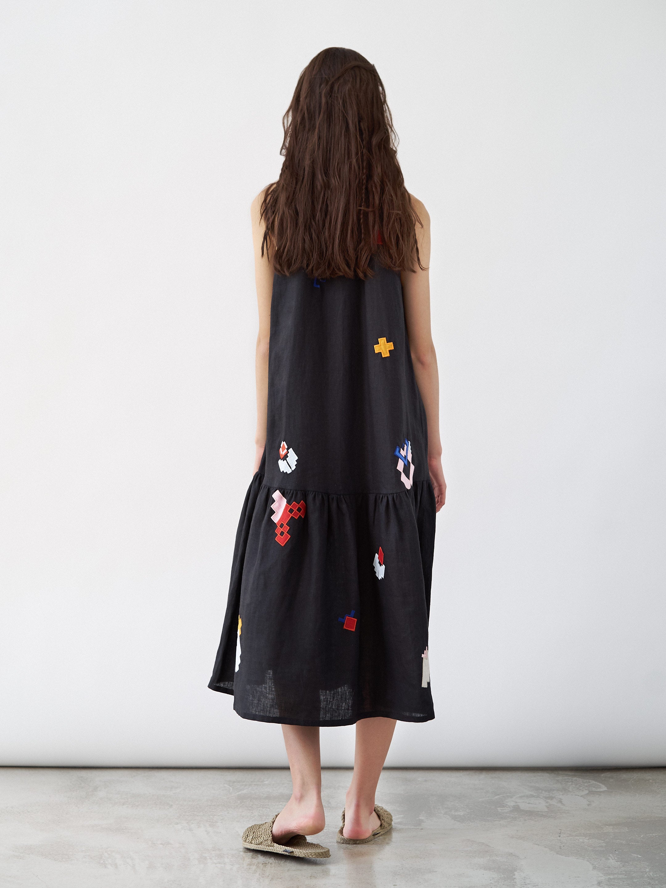 Rochia Eva de vară din in negru cu aplicatii colorate