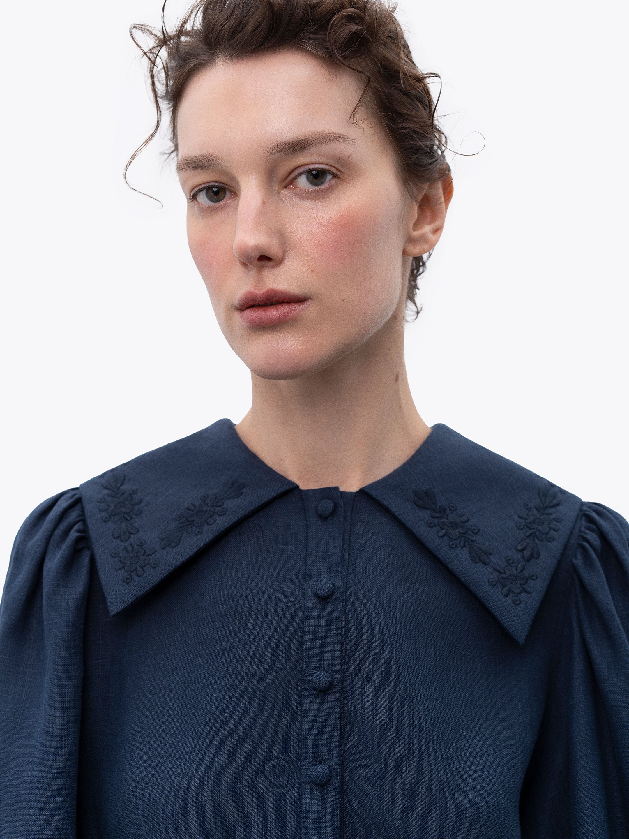 Rochie din in bleumarin cu broderie Pervotsvit