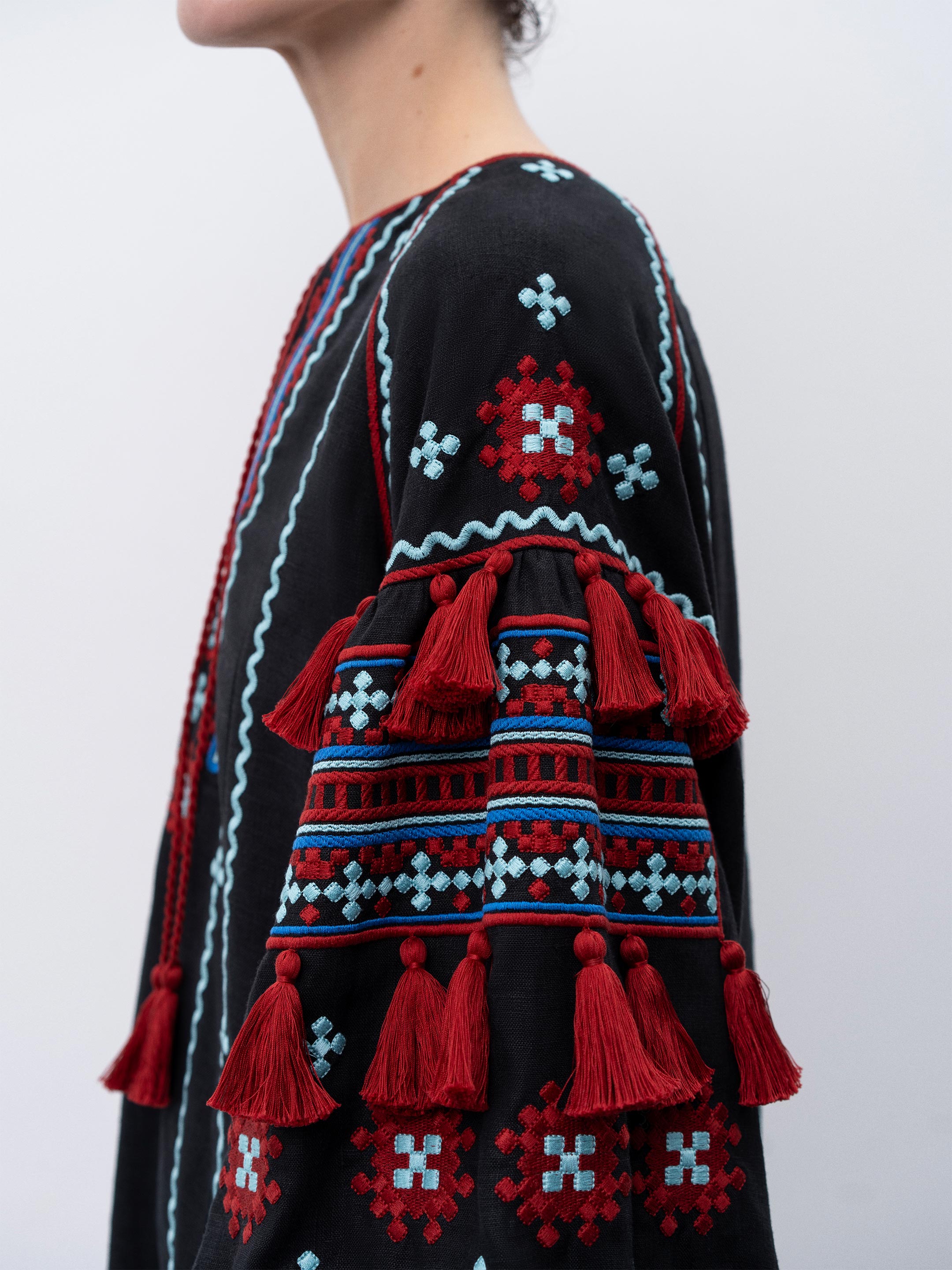 Rochia Tera din in natural de culoare negru cu elemente brodate contrastante și ciucuri