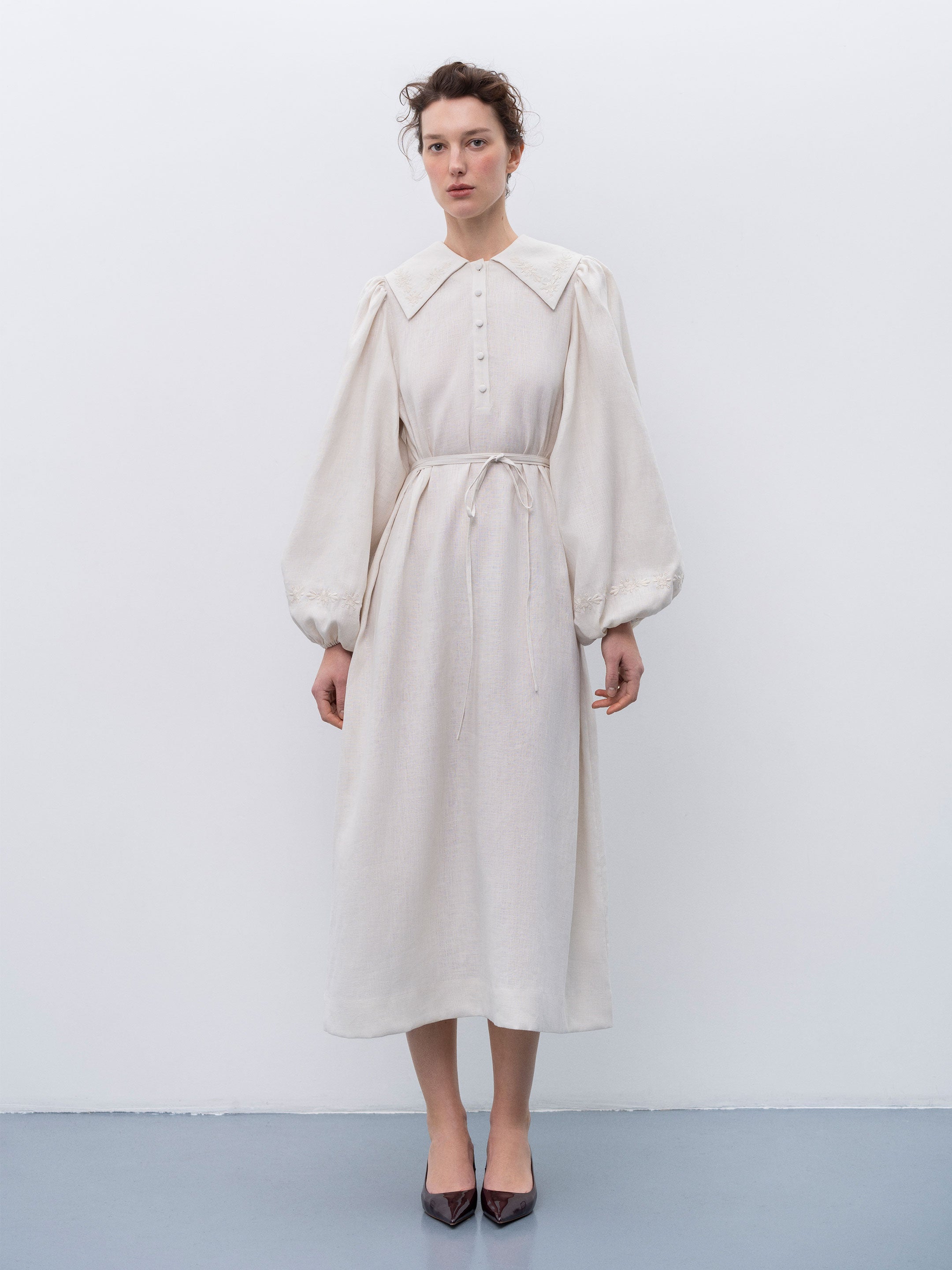 Light Beige Linen Dress with Embroidered Floral Motifs – Pervotsvit