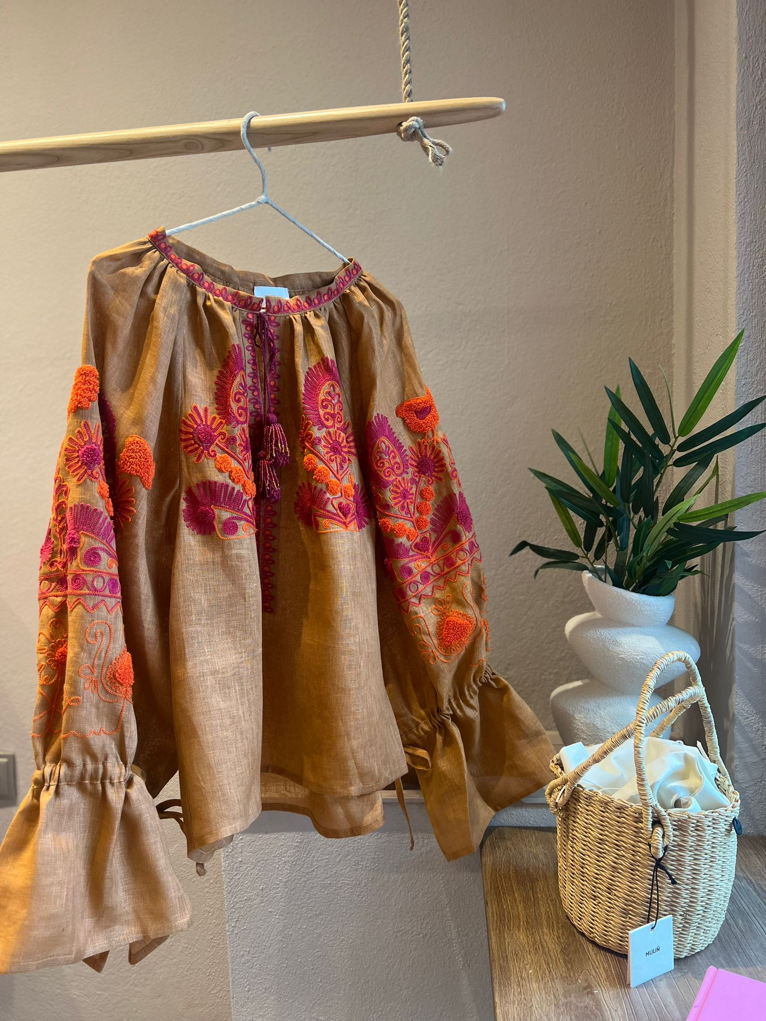 Bluză Petra din in natural de culoare maro cu broderie bogată ivoar