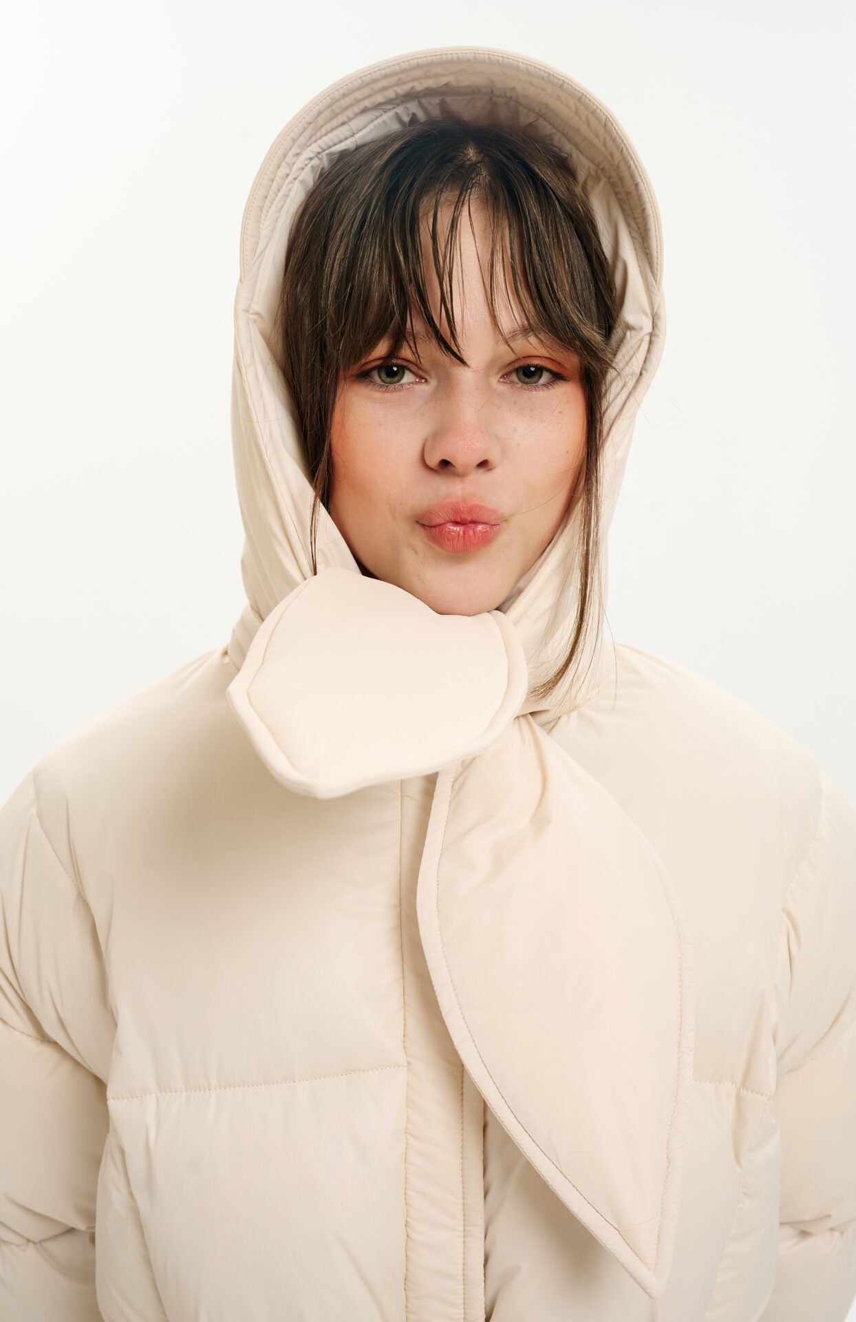 Geacă puffer cu glugă iepuraș și eșarfă Milk