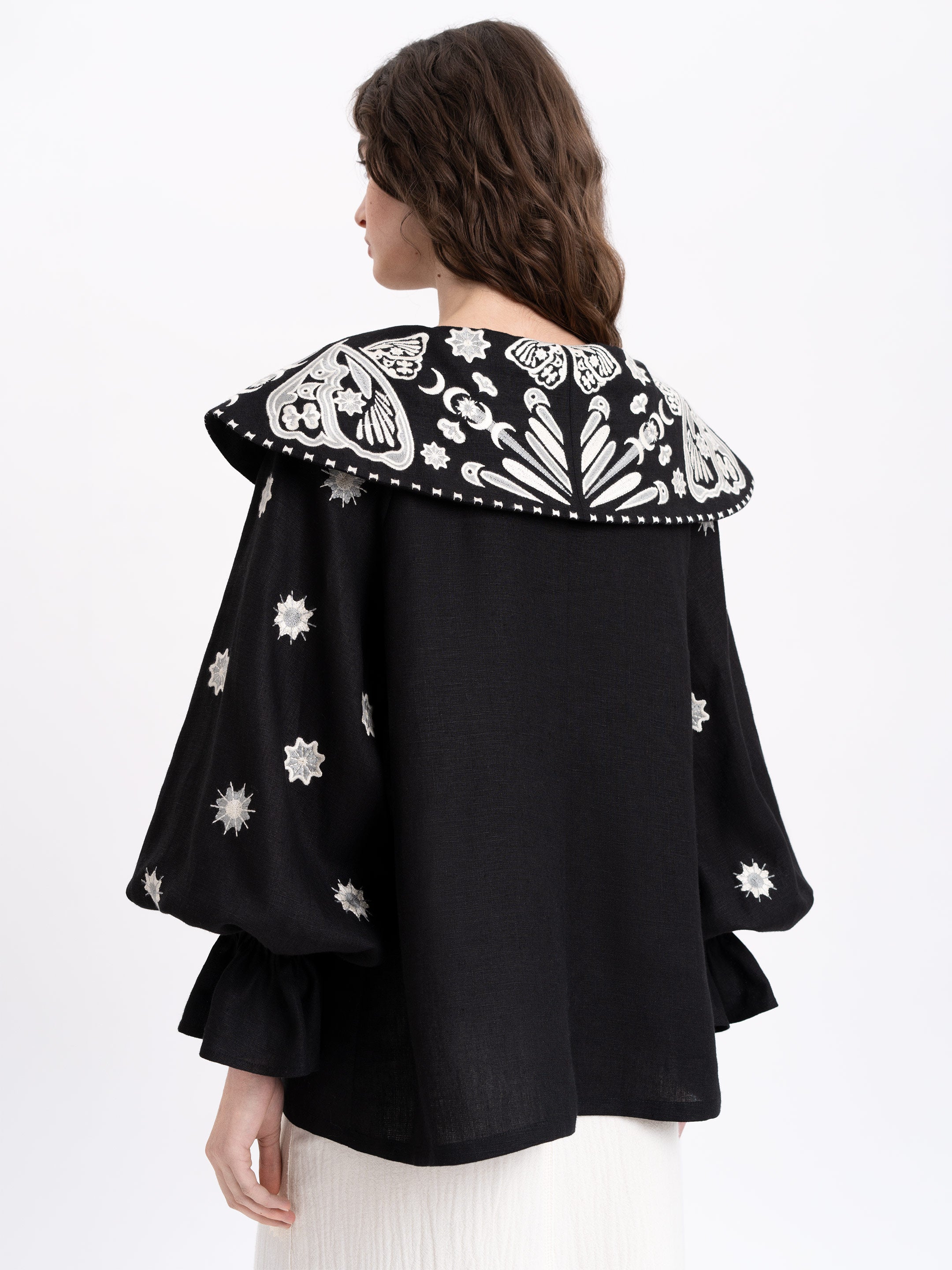 Bluză neagră Lehit din in cu guler brodat