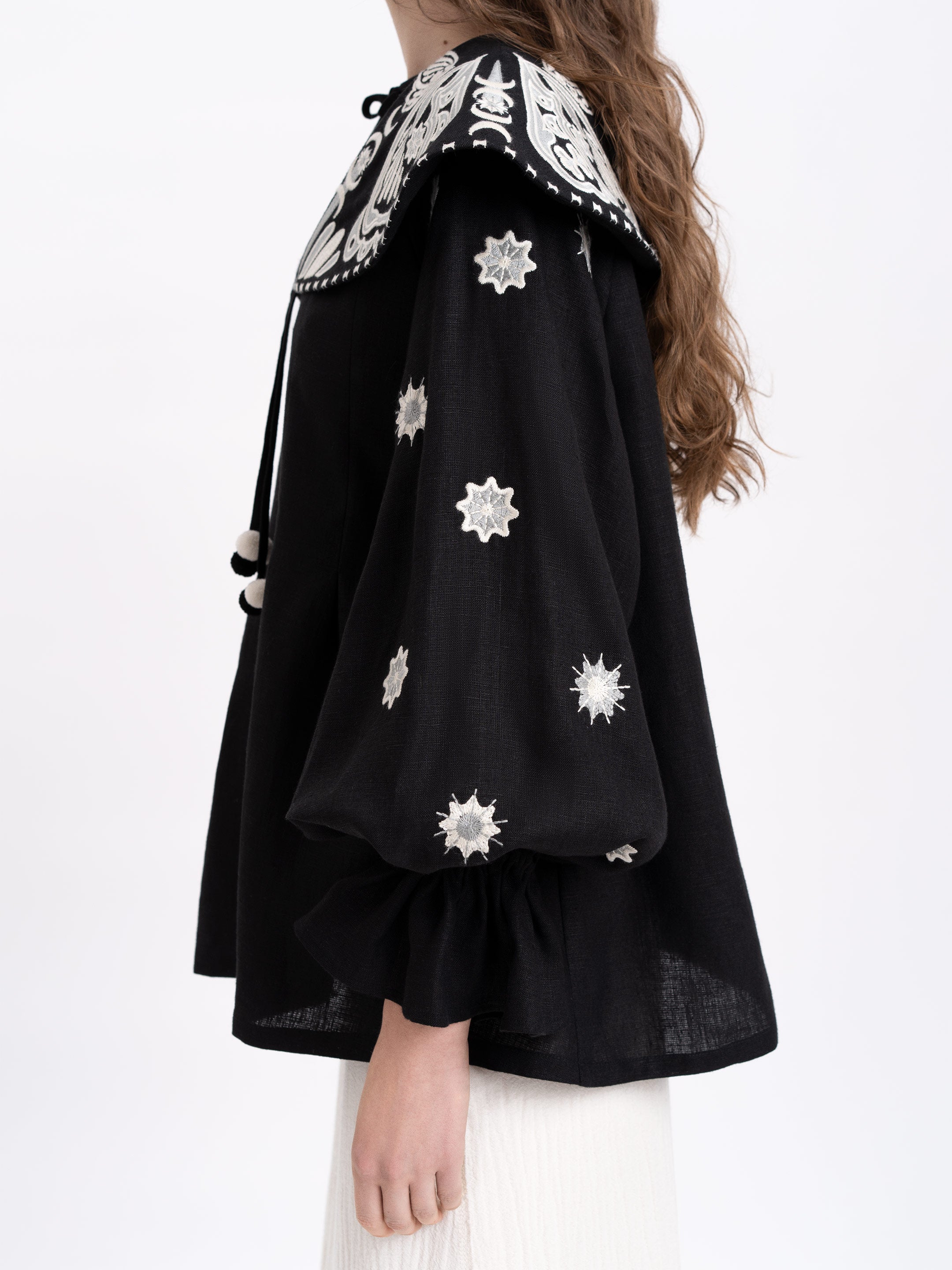 Bluză neagră Lehit din in cu guler brodat