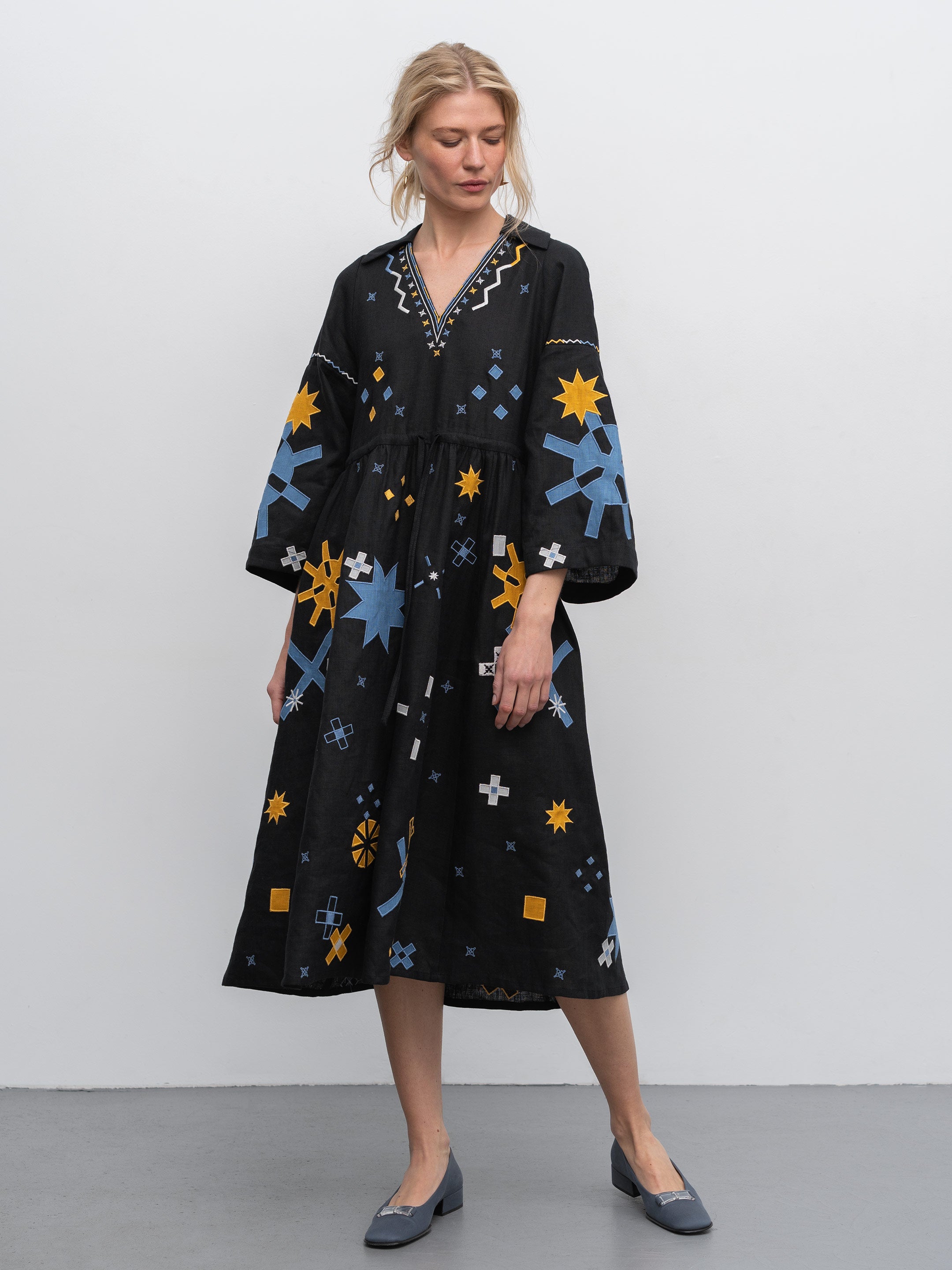 Rochie Zori neagră cu broderie și aplicații