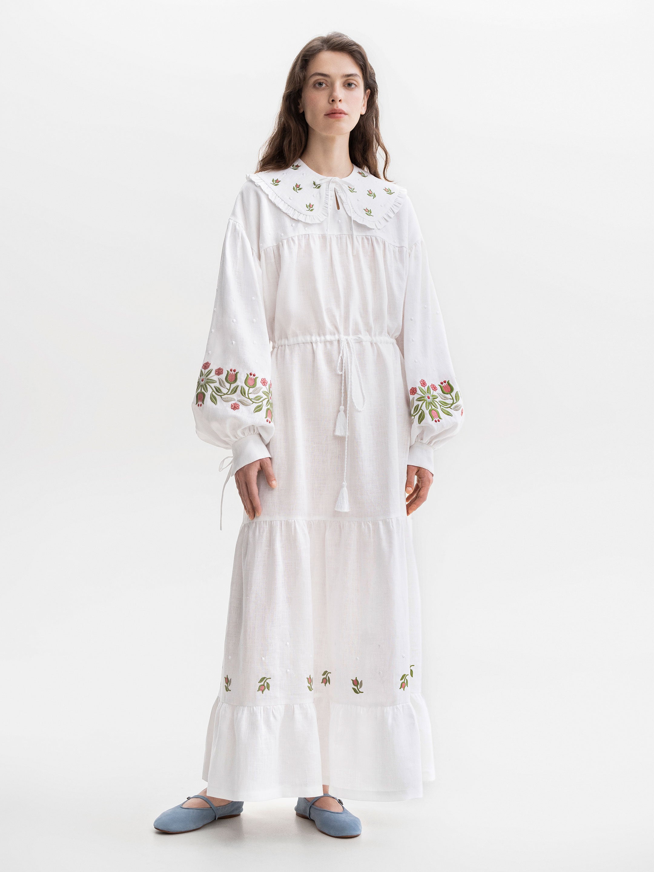 Guler alb cu ornamente florale brodate