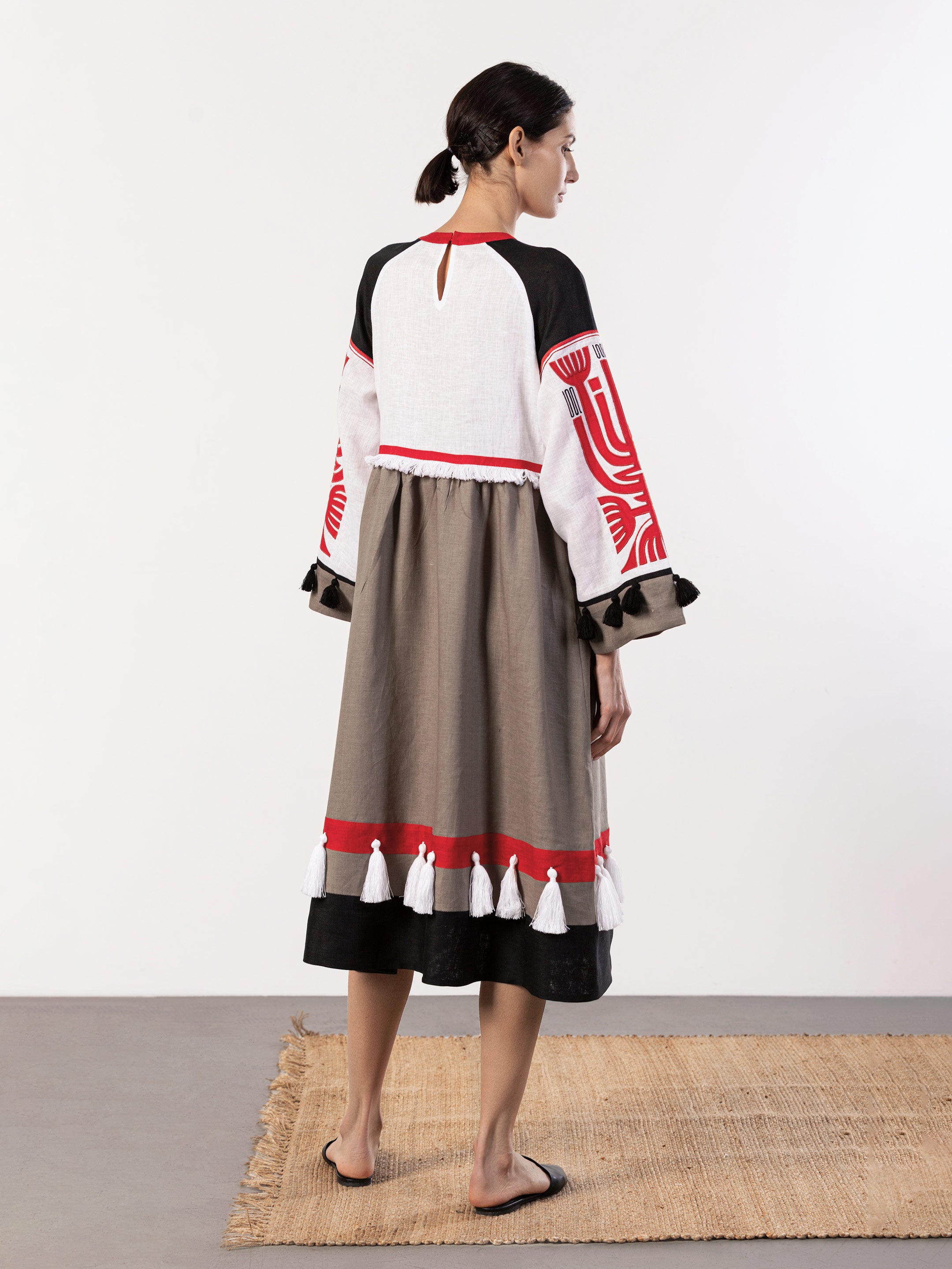 Rochia Icon Red din in natural cu aplicatii colorate