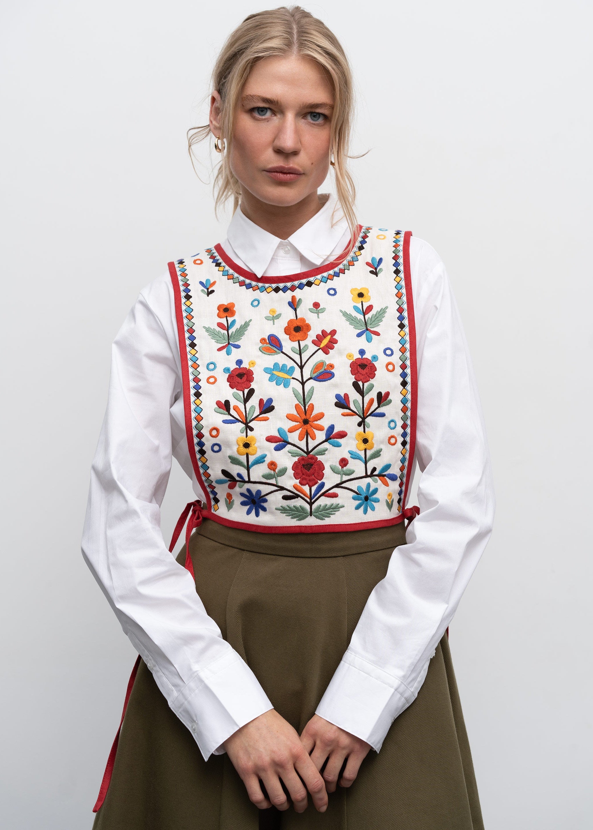 Vesta Yaryna cu broderie florală amplă