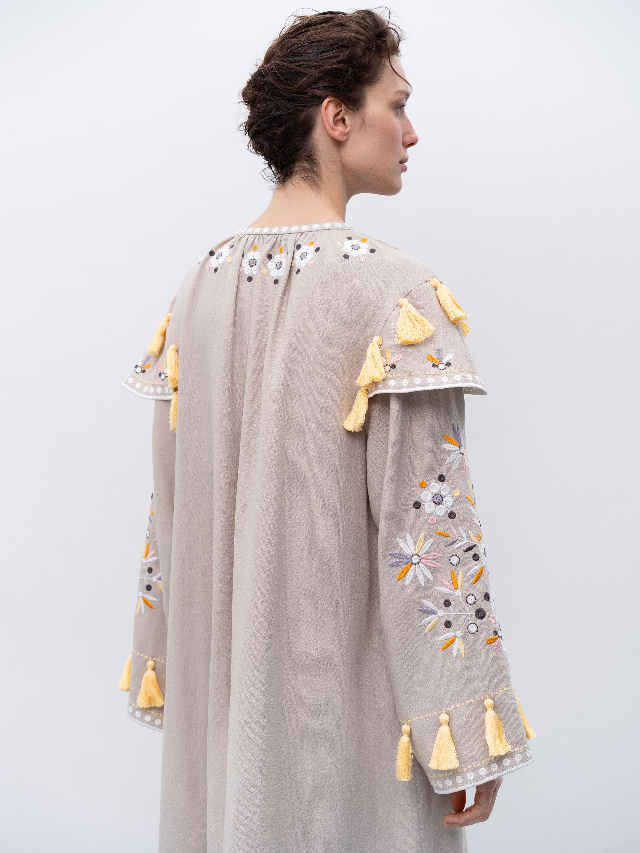 Rochia Vesnyanka bej brodată cu motive florale și ciucuri