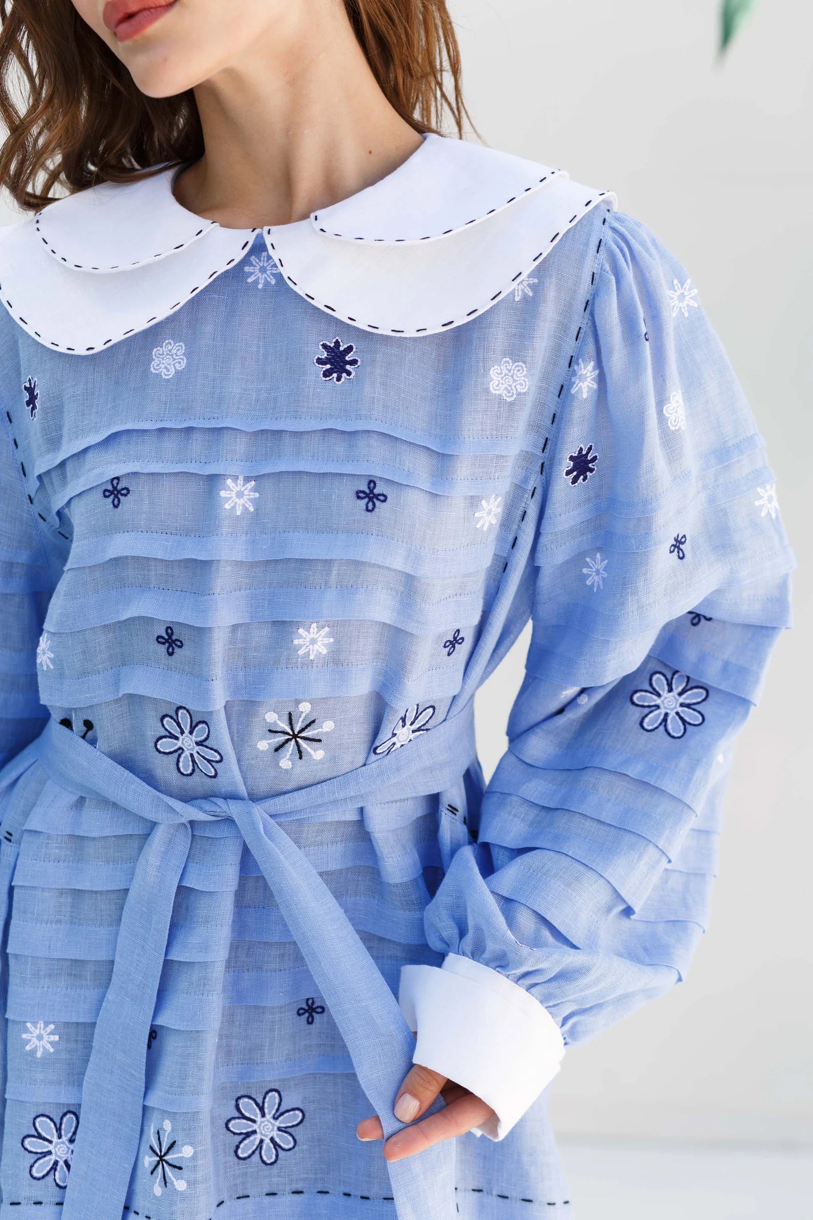 Rochia Agatha midi din in natural de culoare albastru deschis cu broderie