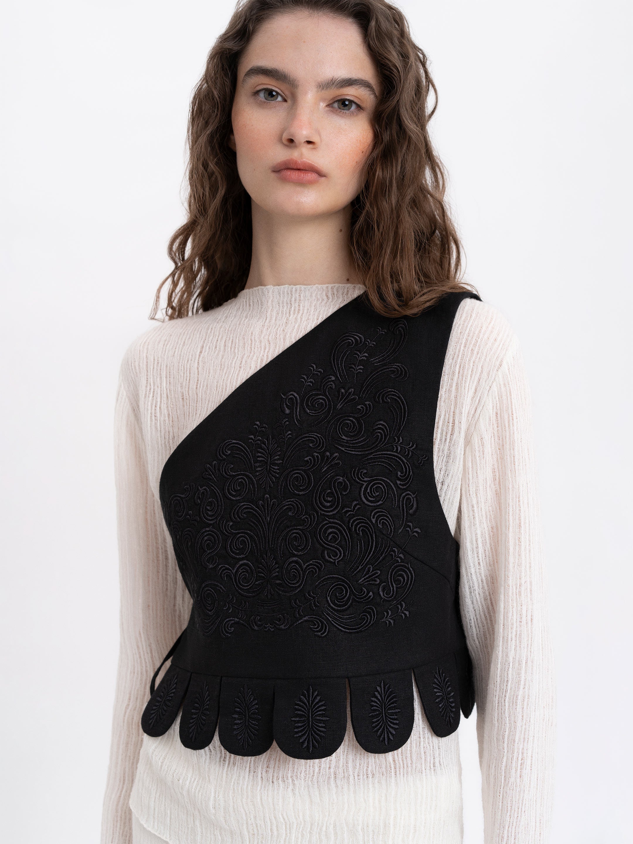 Vestă neagră din in cu broderie Osiayna