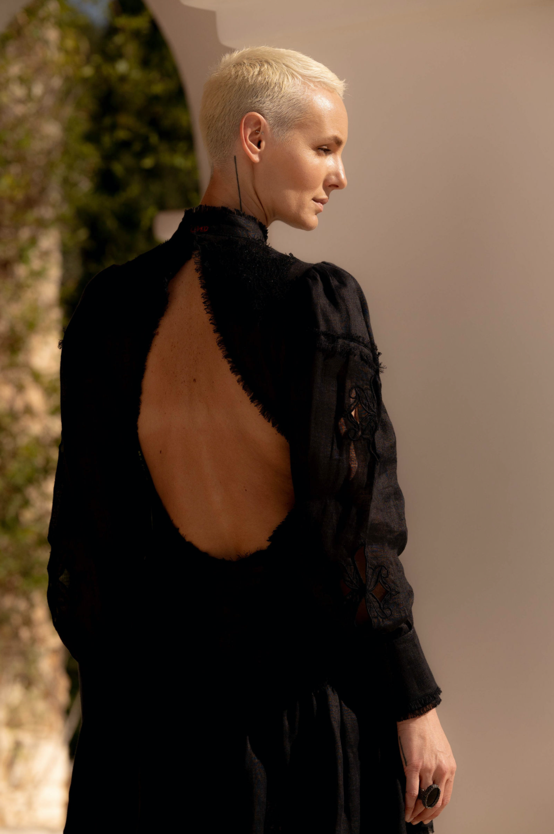 Rochie mini neagră din in brodată cu spatele gol