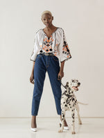 Load image into Gallery viewer, Embroidered shirt with white linen Bee
