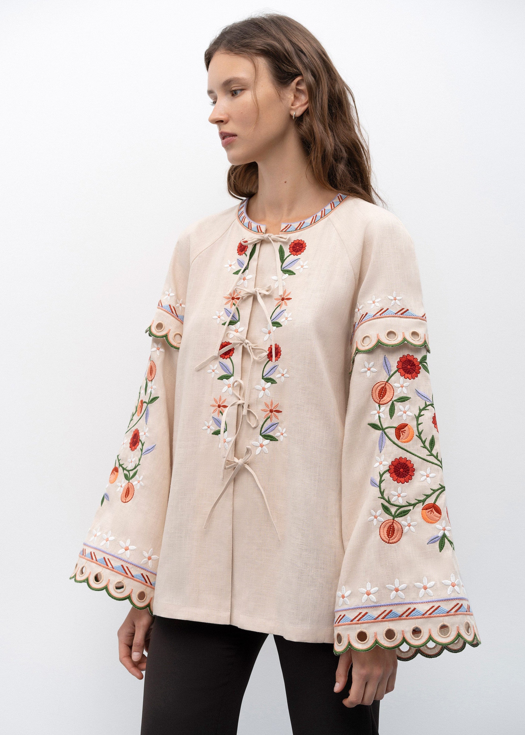 Bluza Abrykosy din in natural alb cu broderie abundentă 