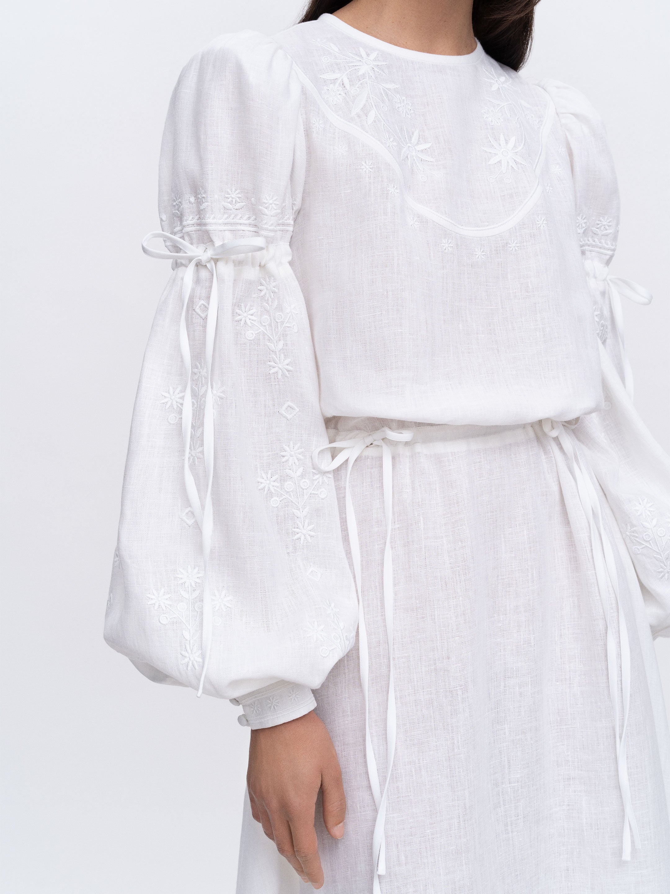 Rochie albă din in cu broderie Dream