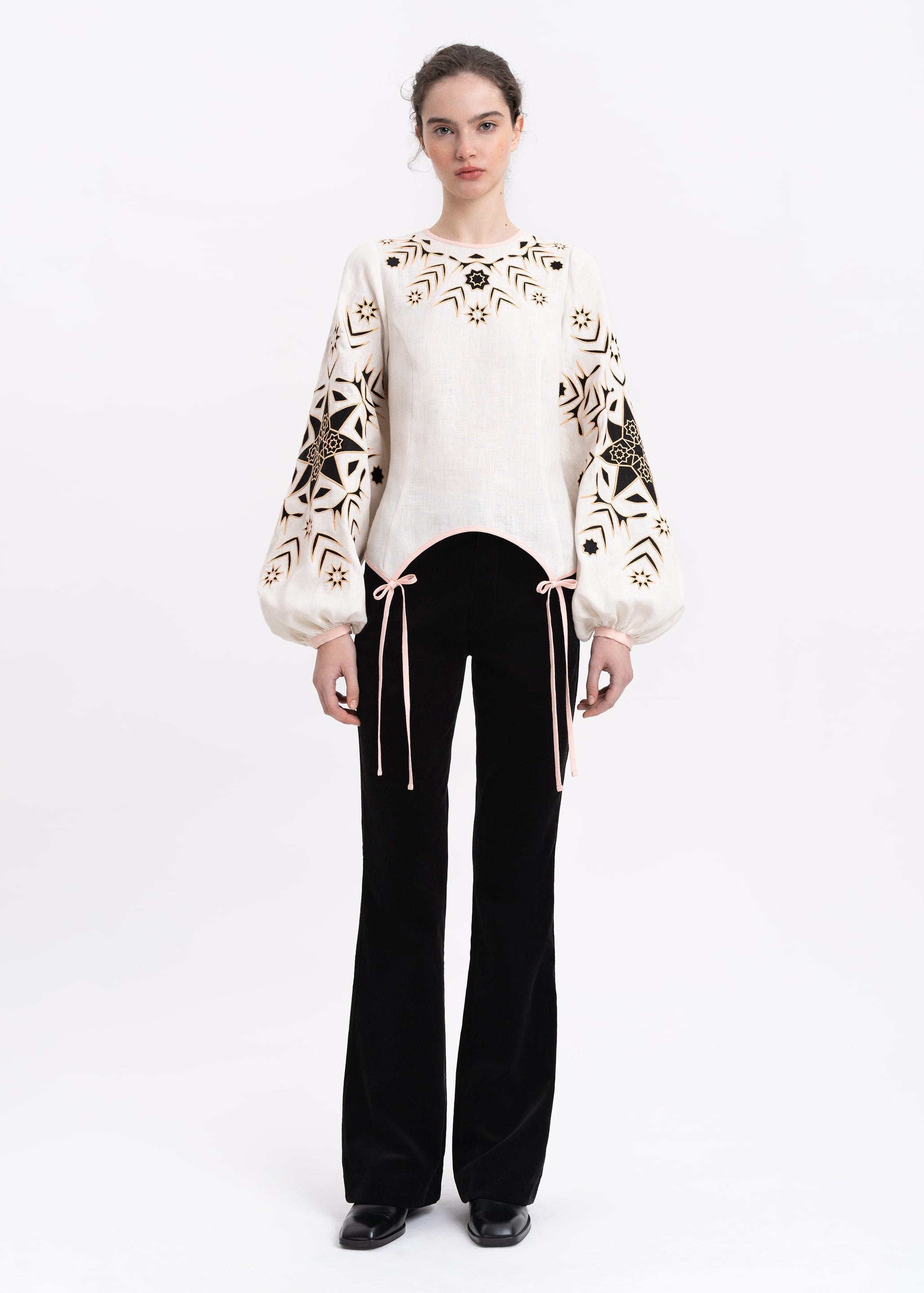 Bluza Zirka de zi cu broderie și ornamente aurii