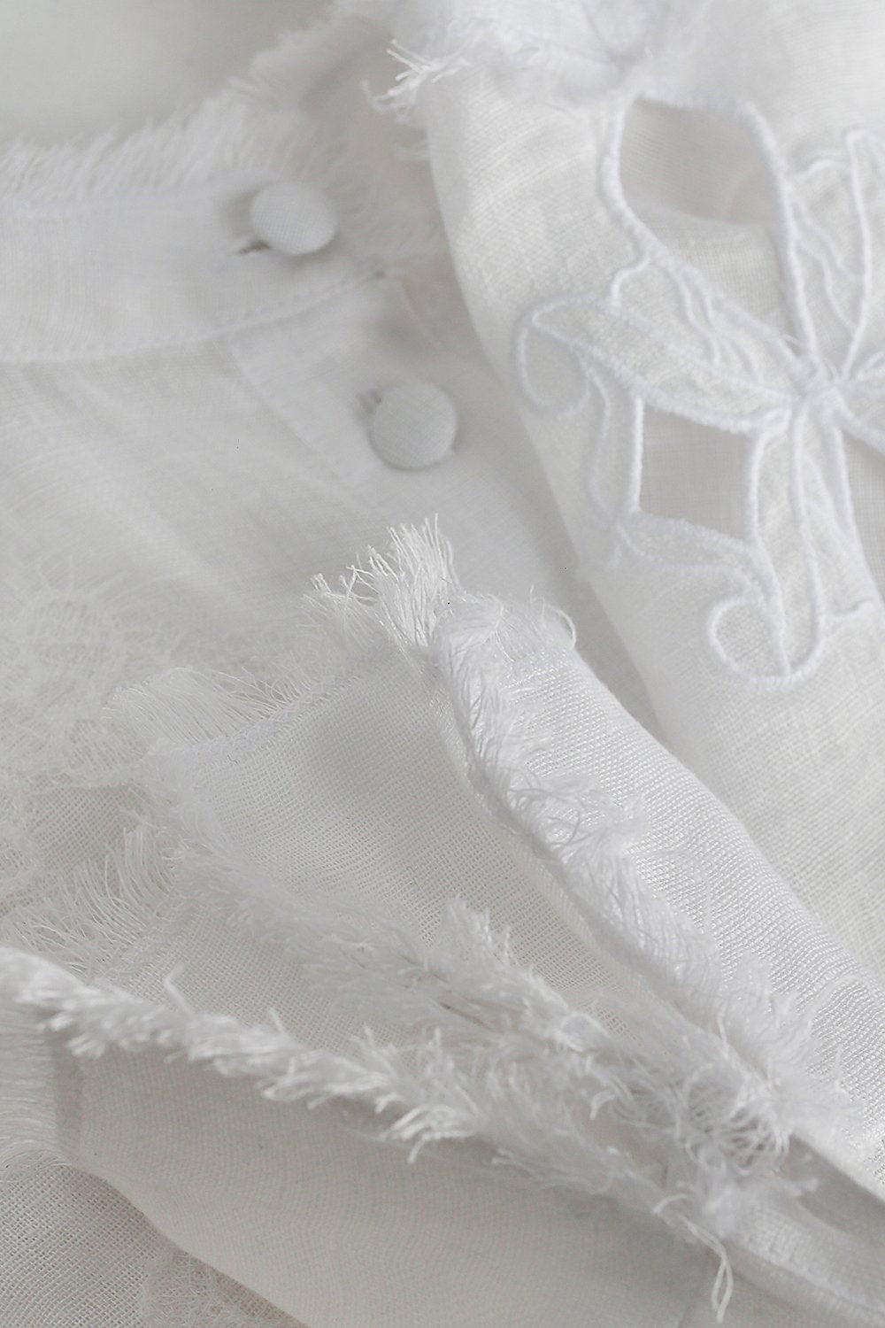 Rochie mini albă din in brodată cu spatele gol