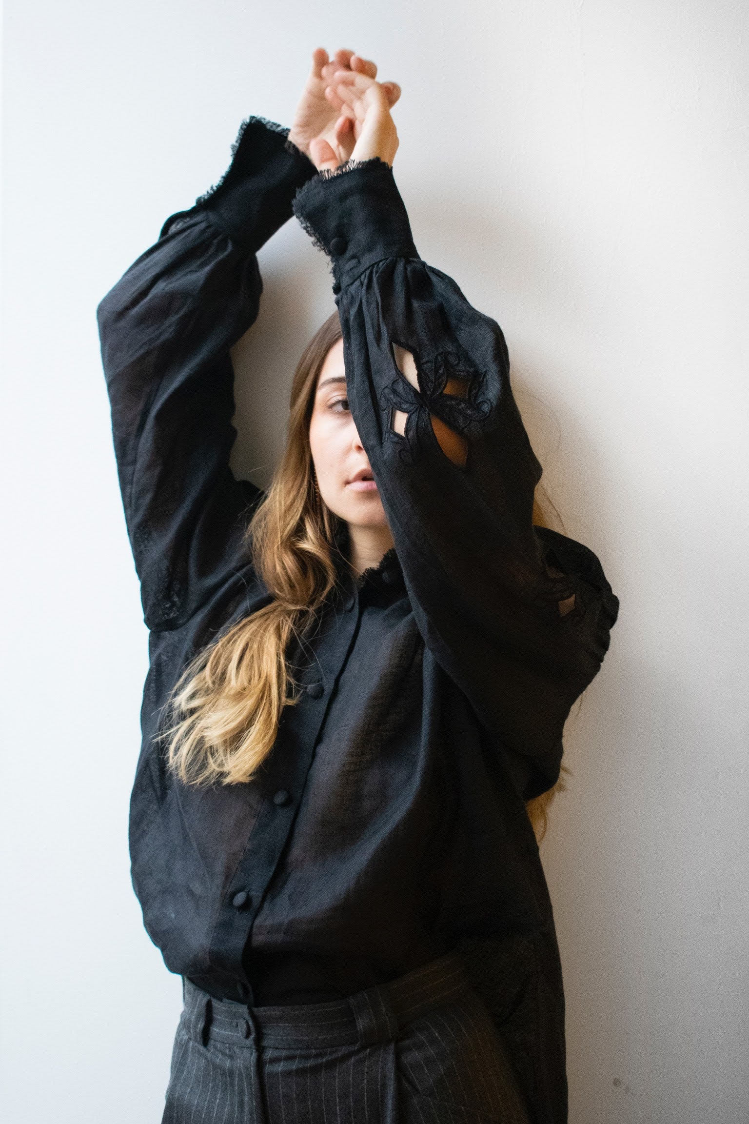 Cămașă neagră din in cu decupaje