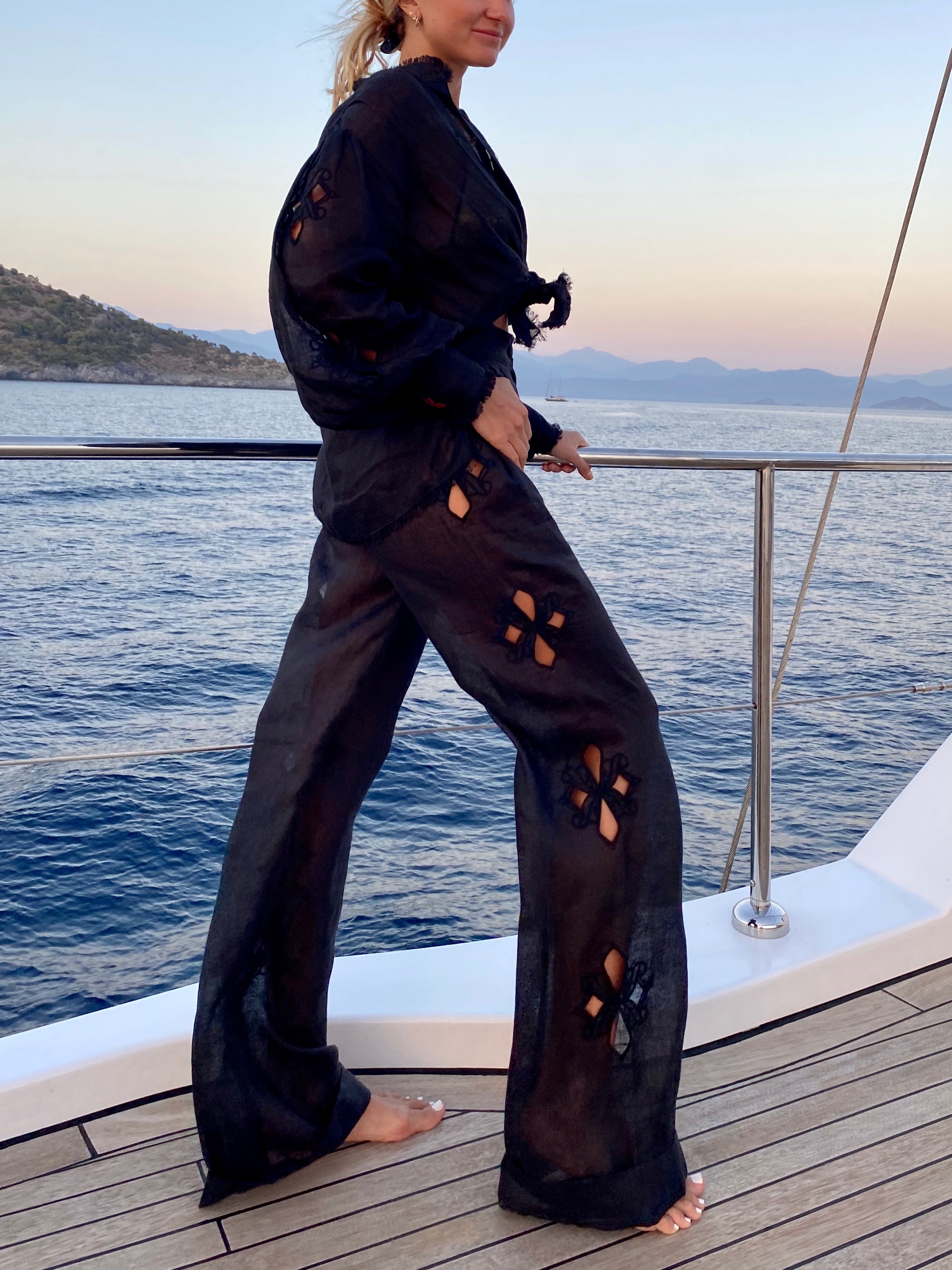 Pantaloni lungi negri din in cu decupaje