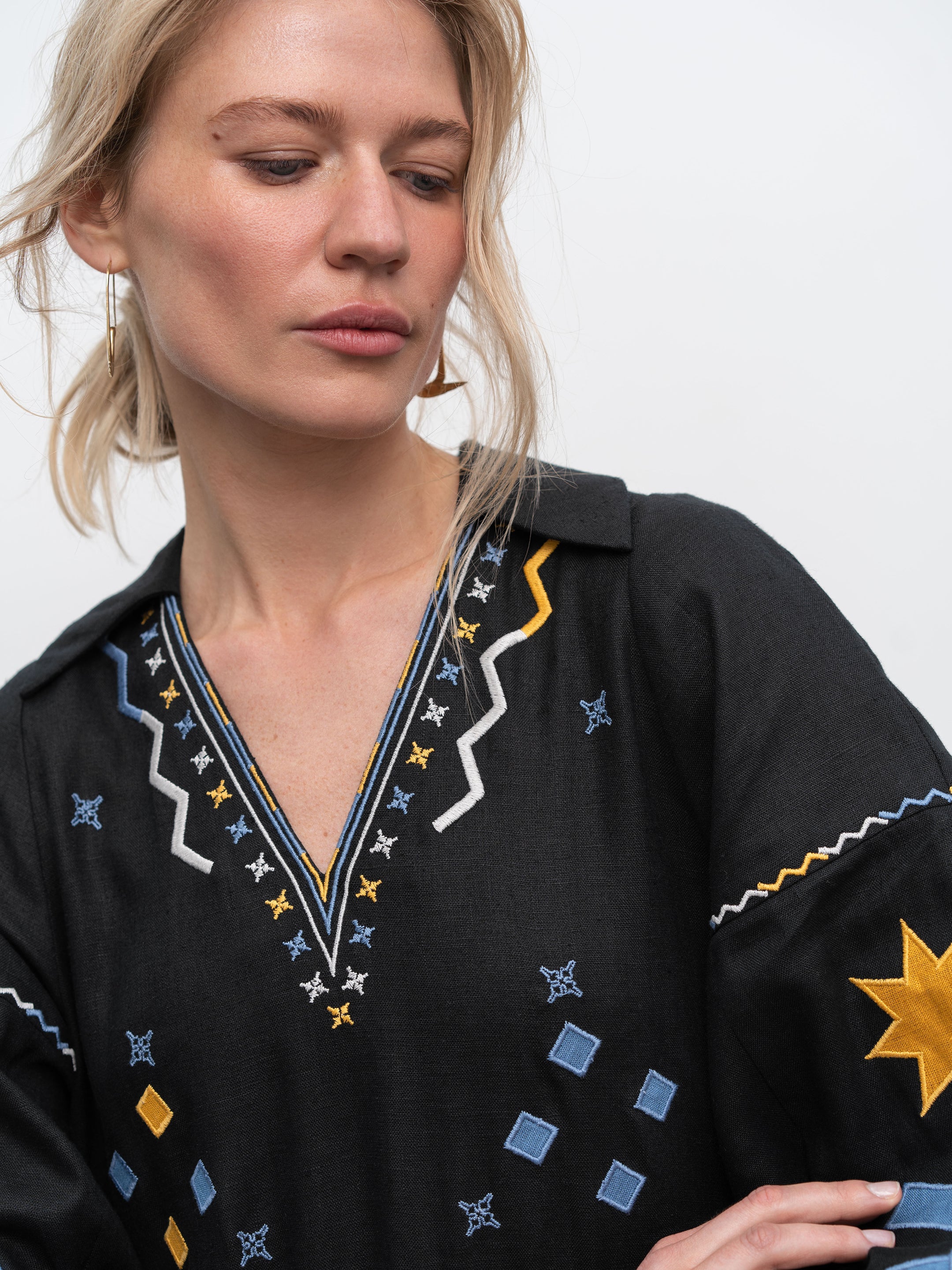 Rochie Zori neagră cu broderie și aplicații