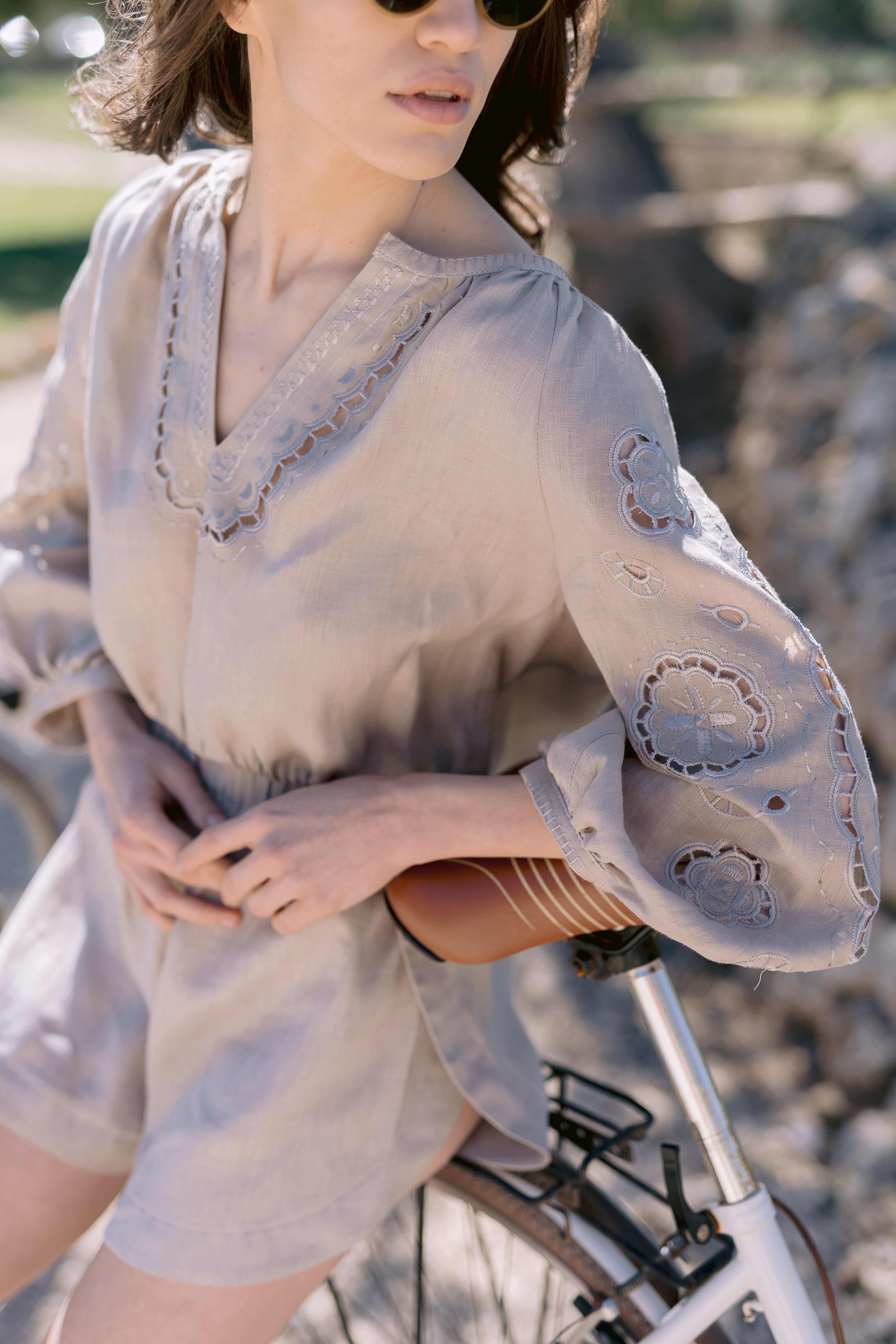 Bluză scurtă Laetita din in natural cu broderie 