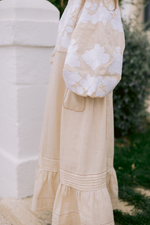 Încarcă imaginea în vizualizatorul Galeriei, Rochie Flora midi din in natural cu broderie florală și mâneci bufante
