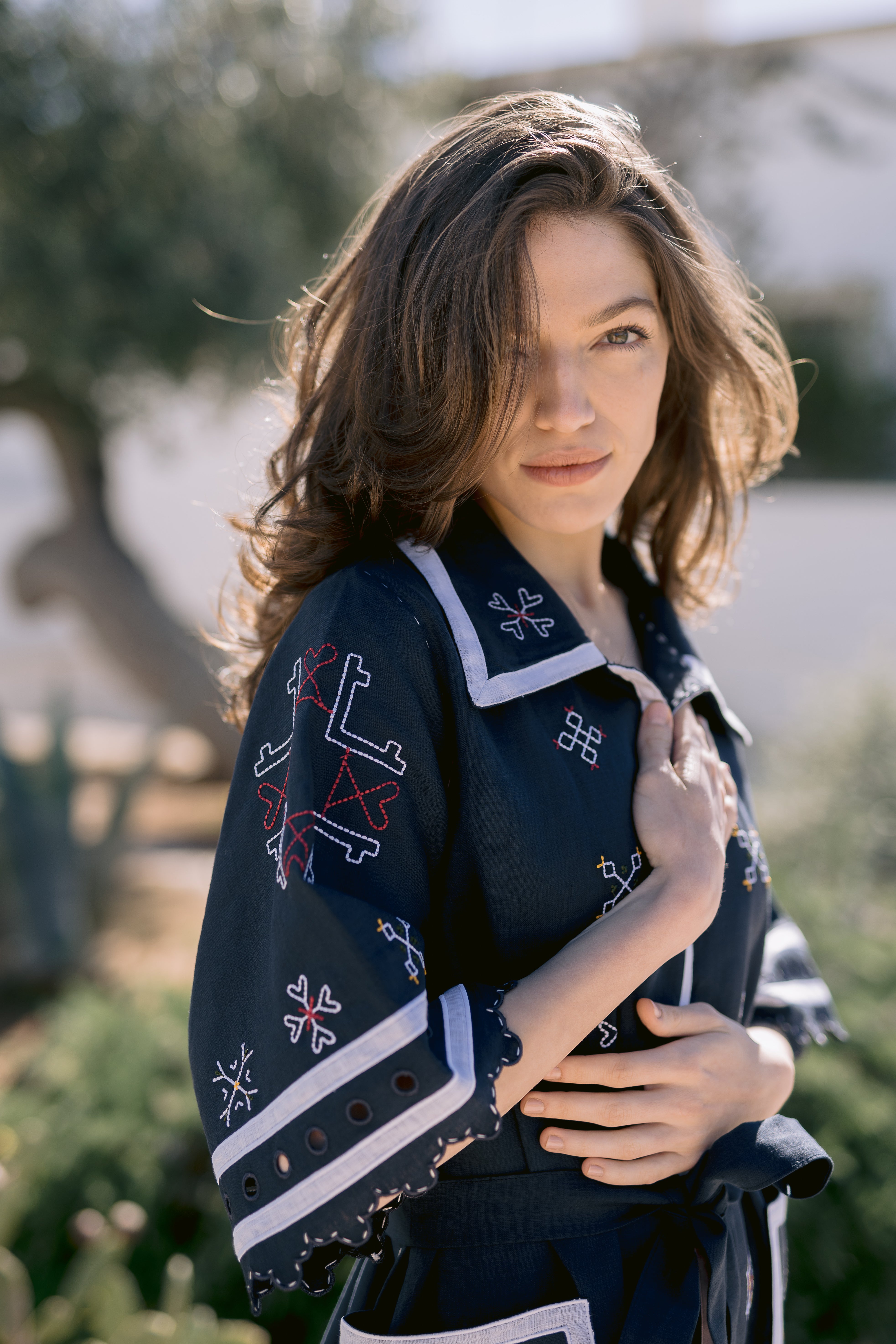 Edesia maxi din in natural de culoare albastru închis cu broderie geometrică colorată