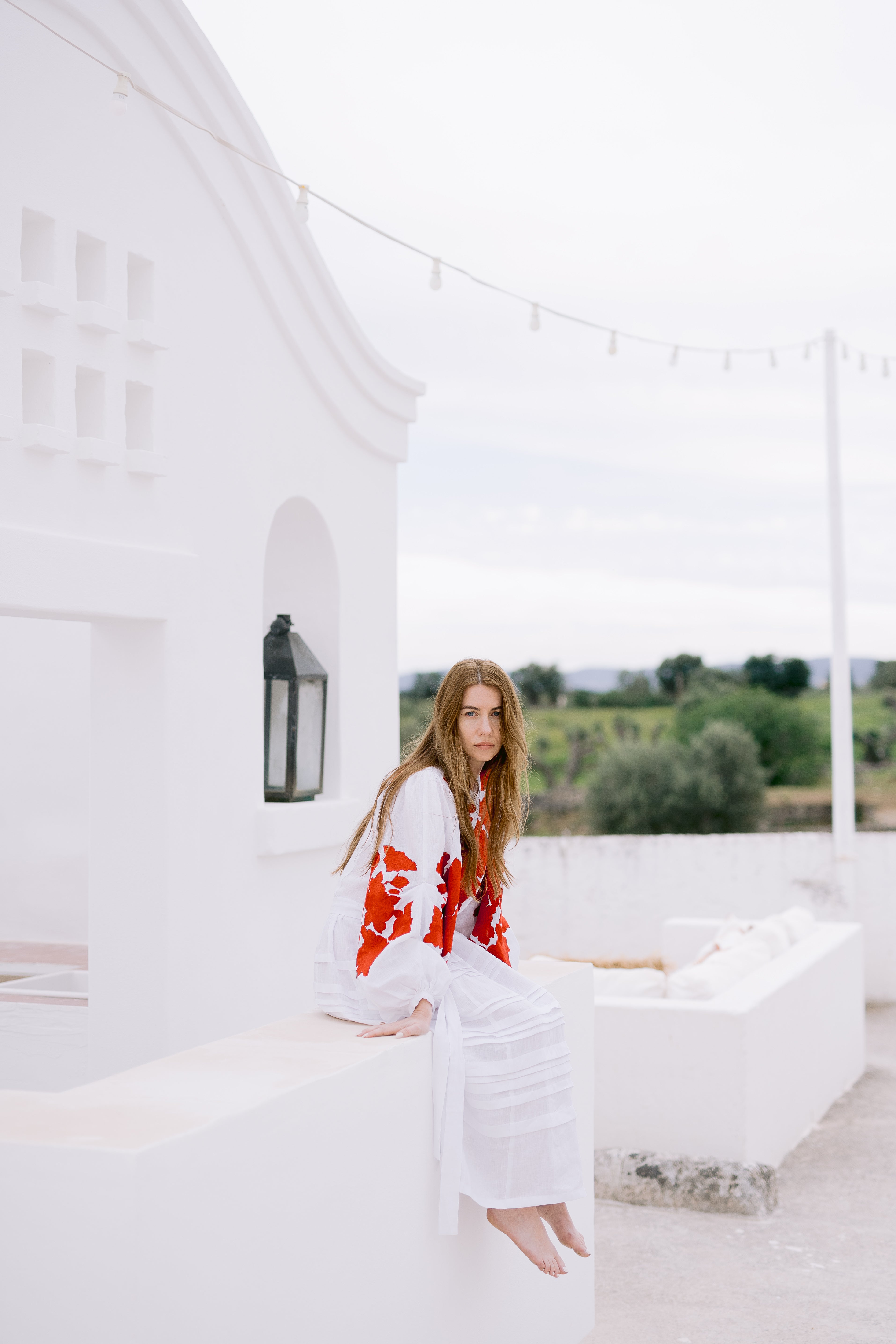 Rochie Anemona midi din in natural de culoare alb cu broderie florală roșie