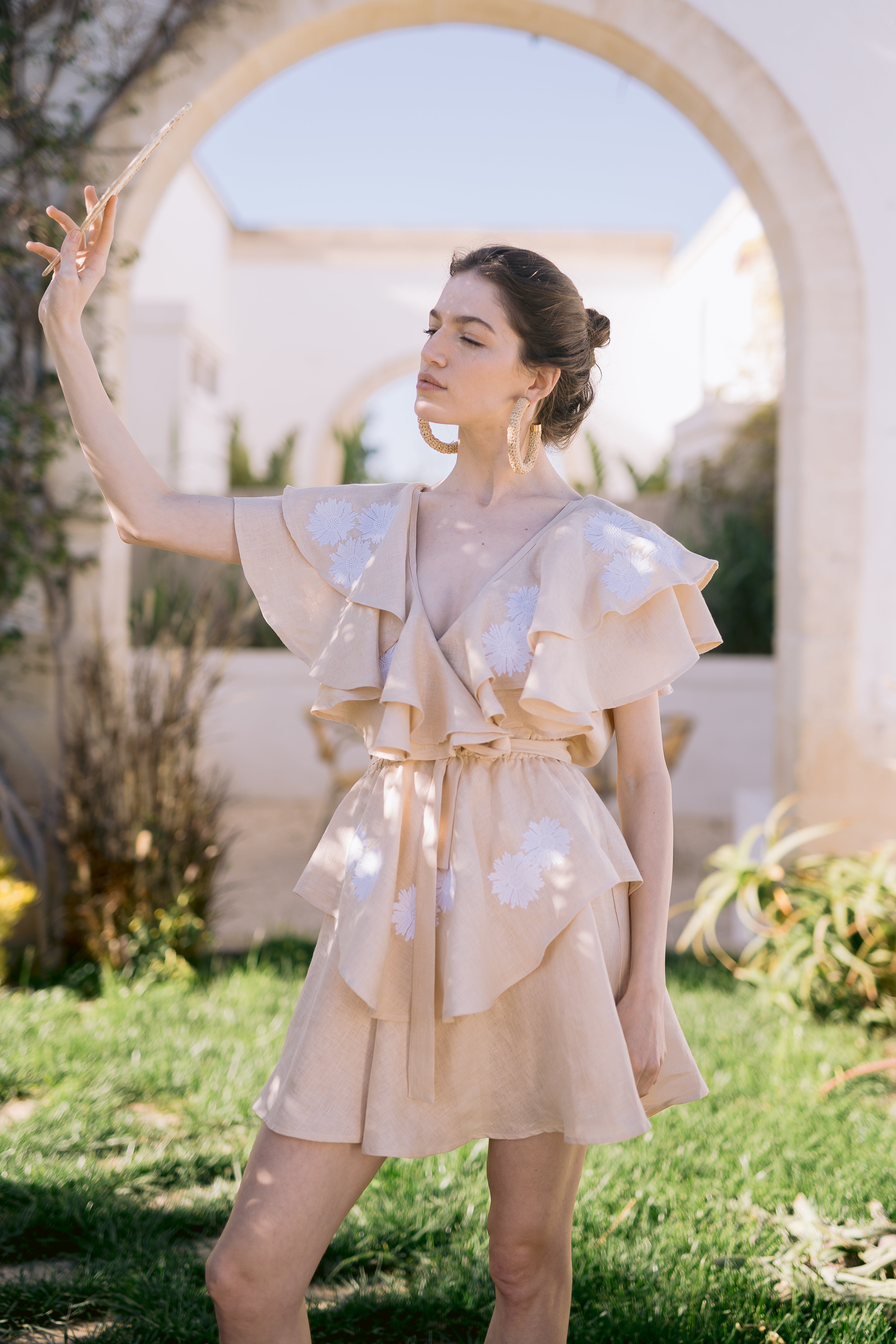 Rochie Diona mini din in natural cu volane si broderie florala