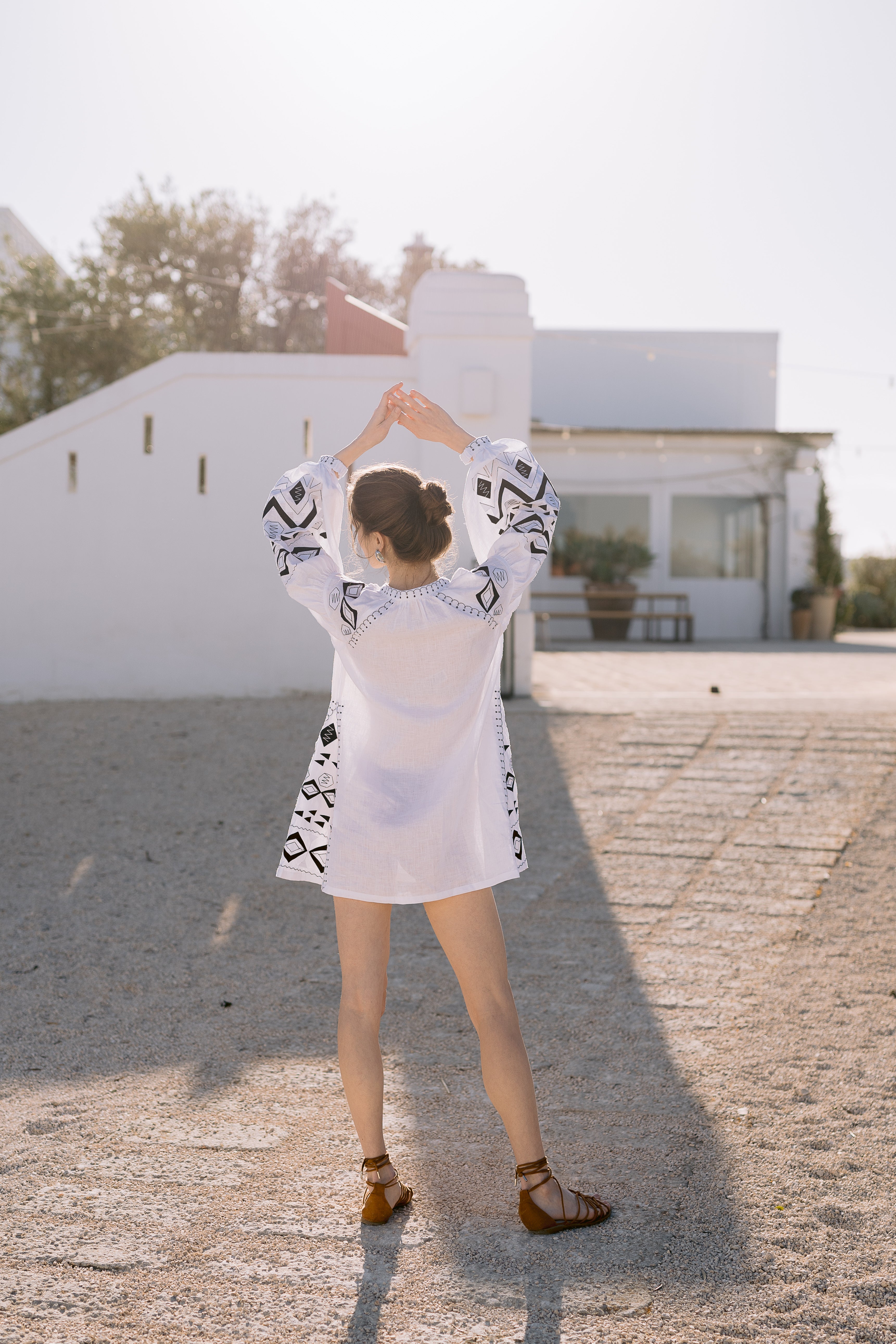 Rochie Neith mini din in natural alb cu broderie geometrica